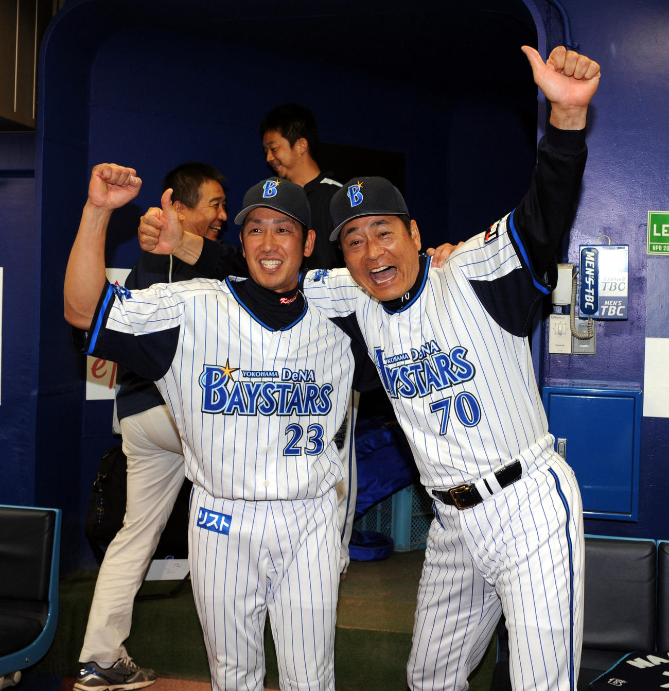 2012年6月、DeNA対楽天　決勝打を放った藤田（左）と喜び合う中畑監督