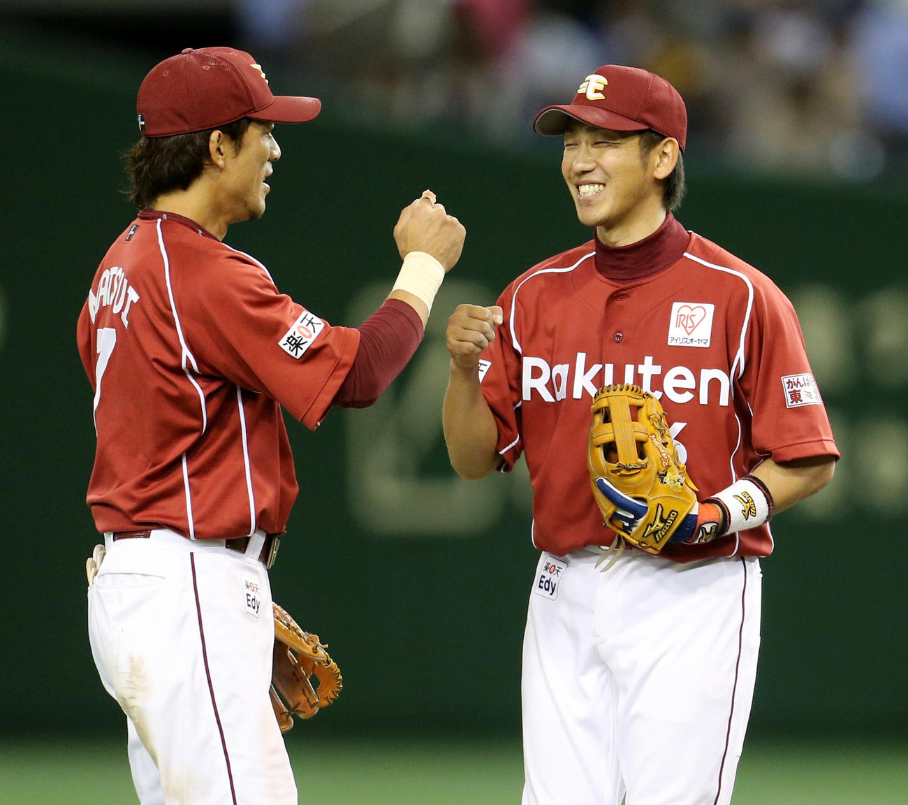 2012年6月26日、日本ハム対楽天　DeNAからの移籍初日にスタメンフル出場し、松井（左）と勝利を喜び合う楽天藤田