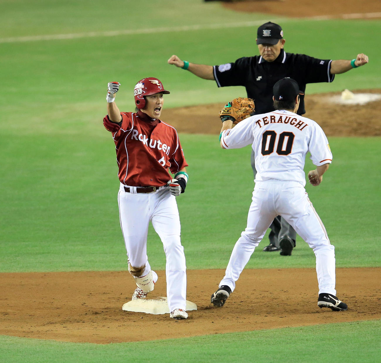 2013年10月29日、日本シリーズ第3戦　2回表楽天2死満塁、藤田は先制2点適時二塁打を放ち、二塁上でガッツポーズする