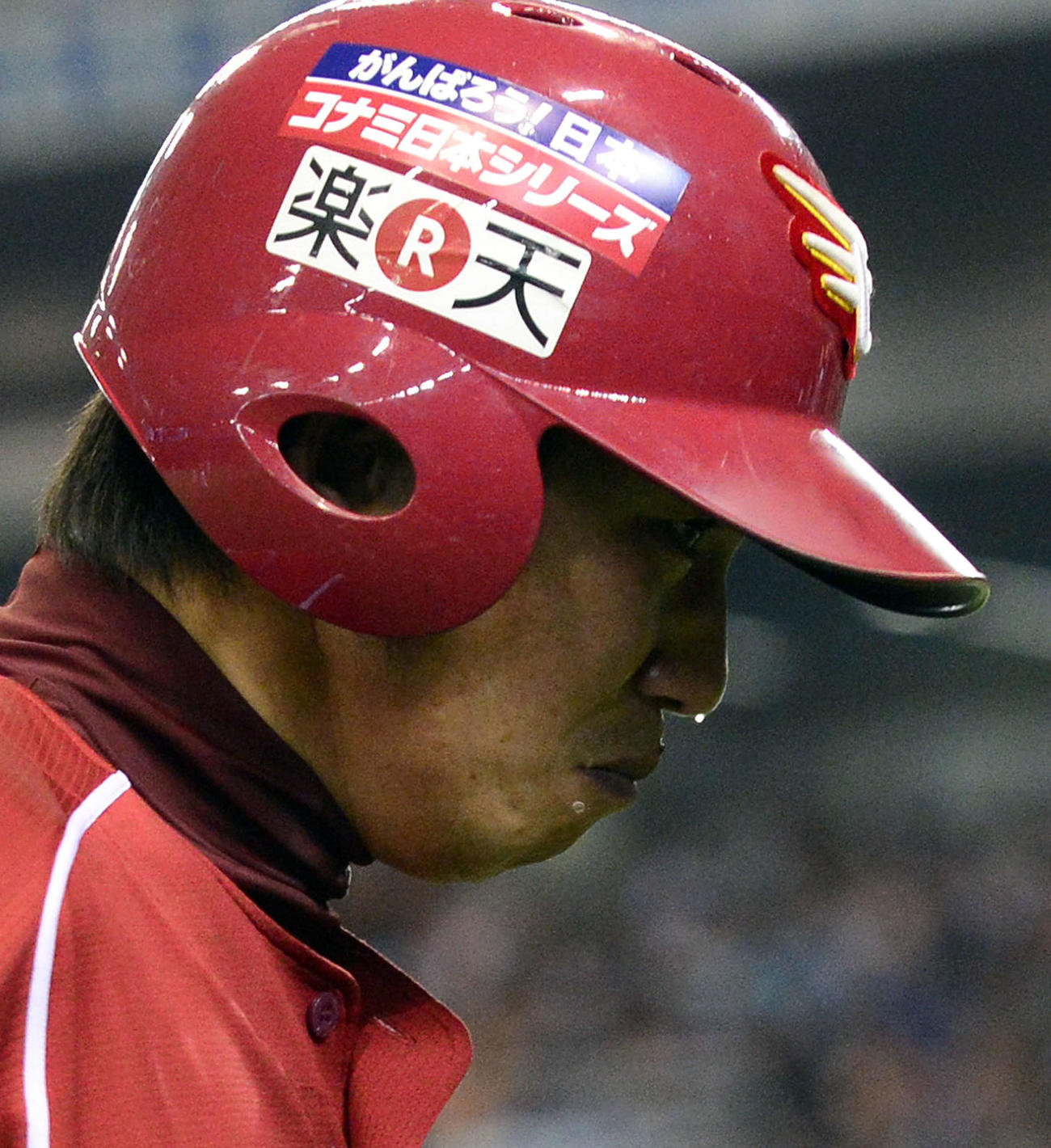 2013年10月31日、日本シリーズ第5戦　巨人対楽天　10回表、死球後に代走を告げられた藤田は、大粒の涙を流しながらベンチへ引き揚げる