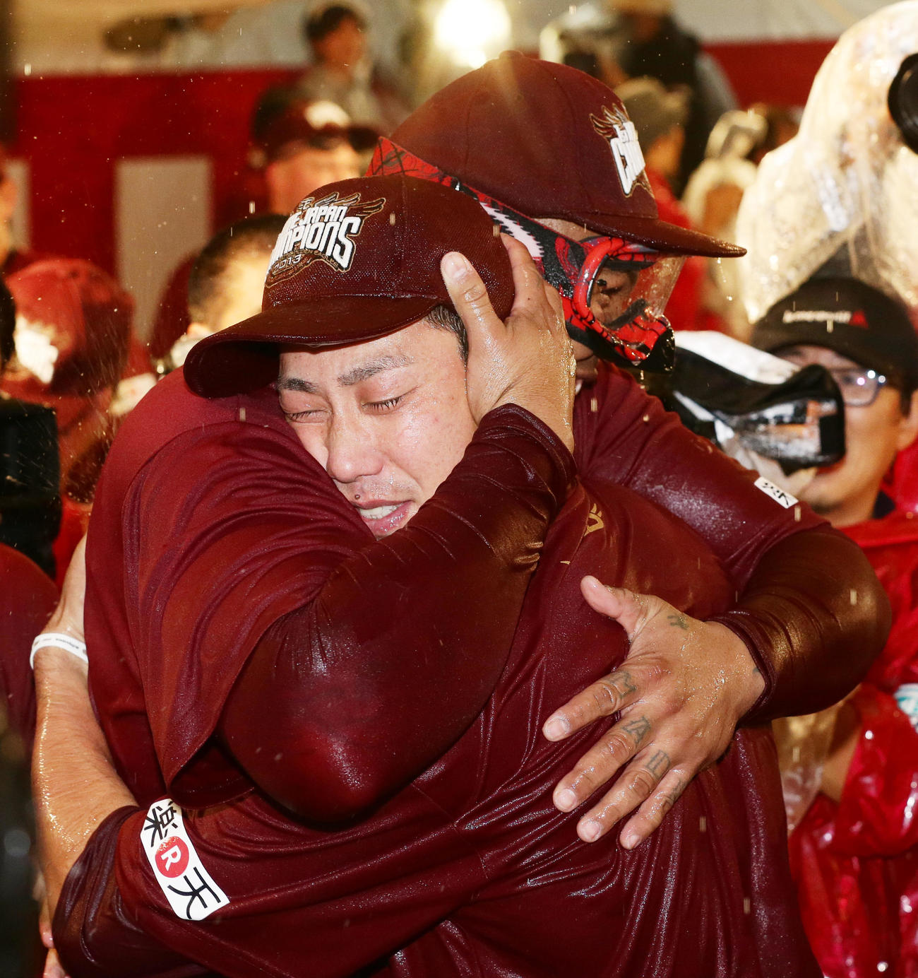 2013年11月3日、日本シリーズ第7戦　楽天対巨人　ジョーンズと抱き合う藤田
