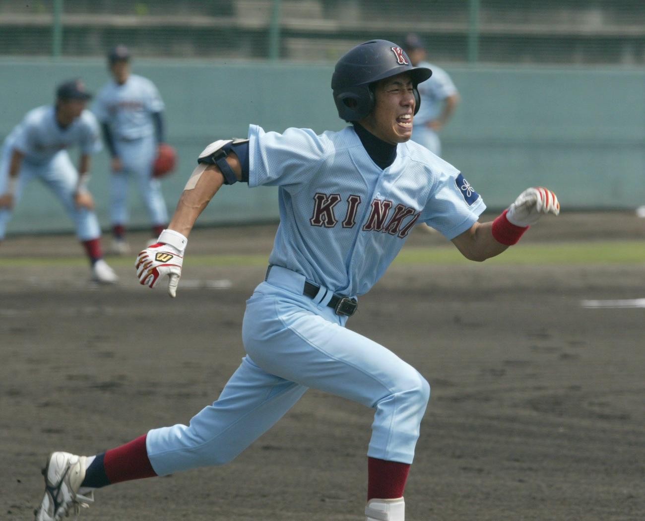 2004年5月8日、関西学生野球　近大対立命大　一塁へ必死に走る近大のショート・藤田一也