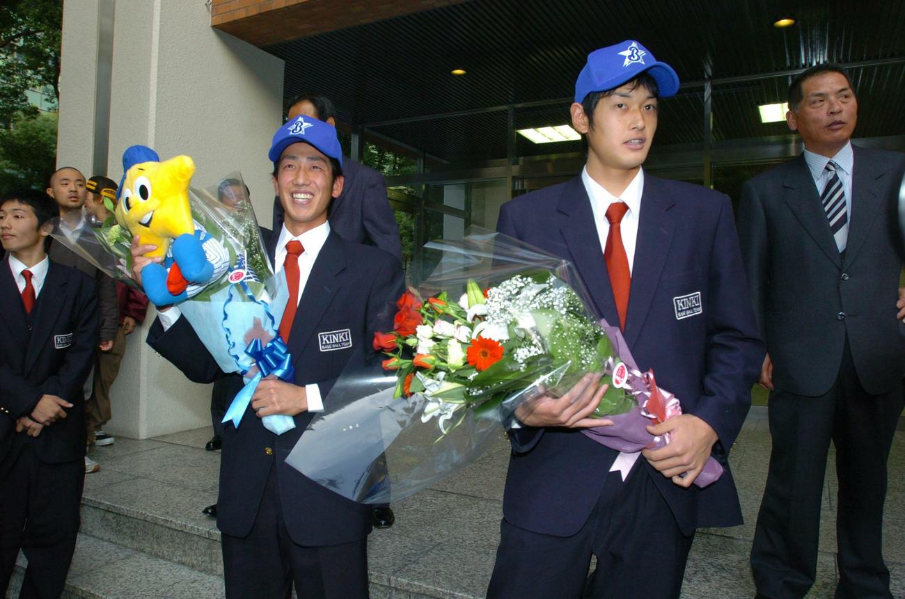 2004年ドラフト会議　憧れのベイスターズの帽子をかぶり笑顔をふりまく藤田一也（左）と岸本秀樹