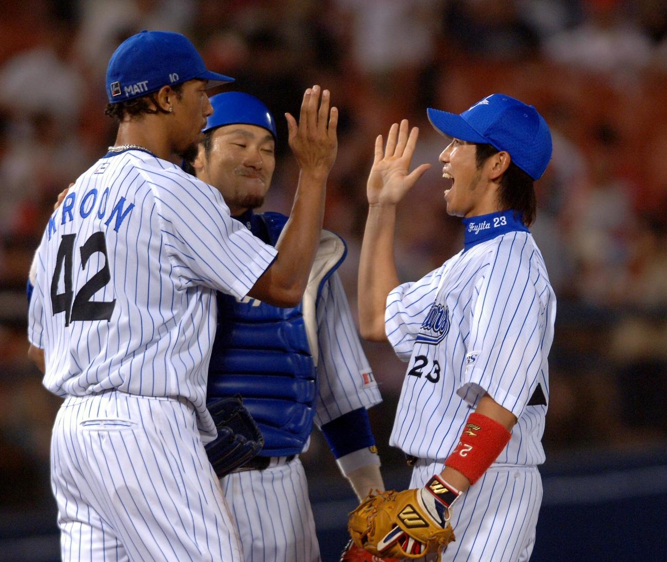 2006年、マーク・クルーン（左）を祝福する藤田一也、相川亮二