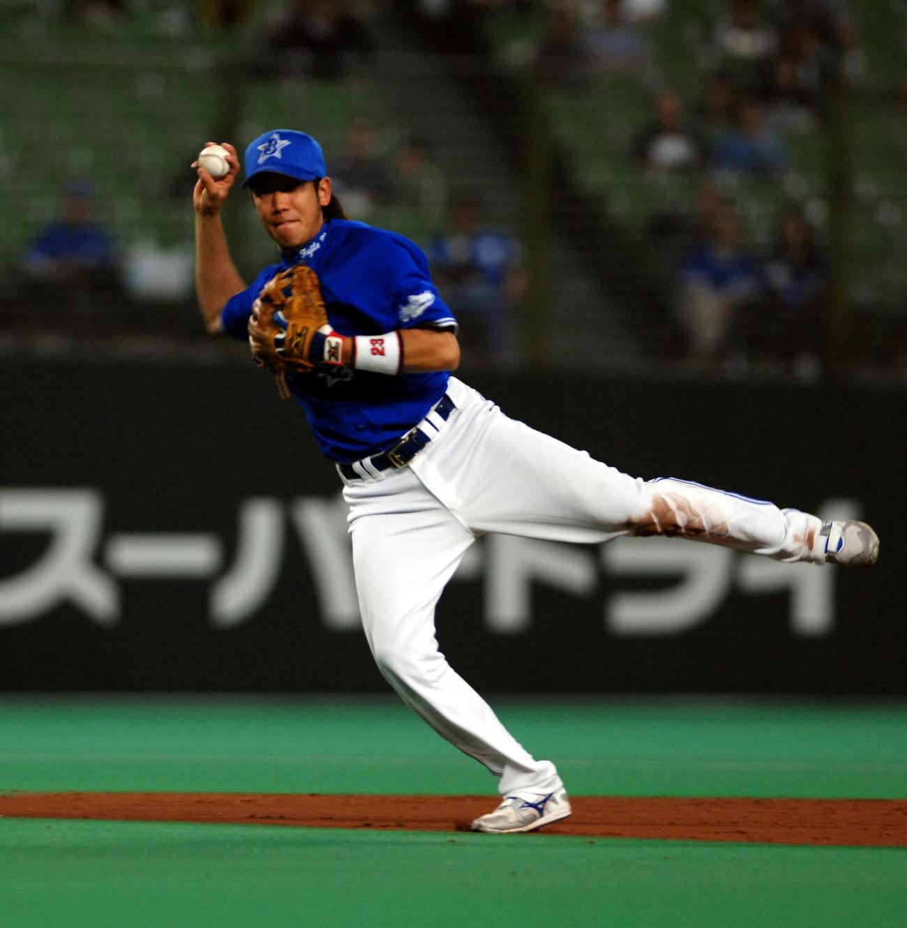 2007年5月、交流戦　西武対横浜　4回裏西武2死一、二塁、横浜の藤田一也は高木の遊ゴロをジャンピングスローでさばく