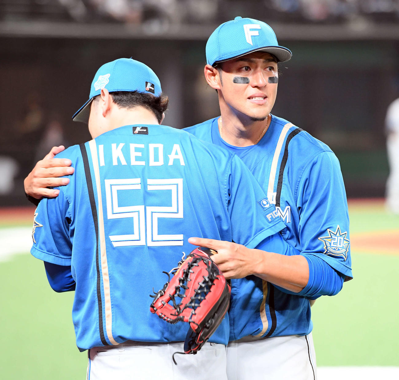 西武対日本ハム　日本ハム木村は、池田と抱き合い涙ぐむ（撮影・たえ見朱実）
