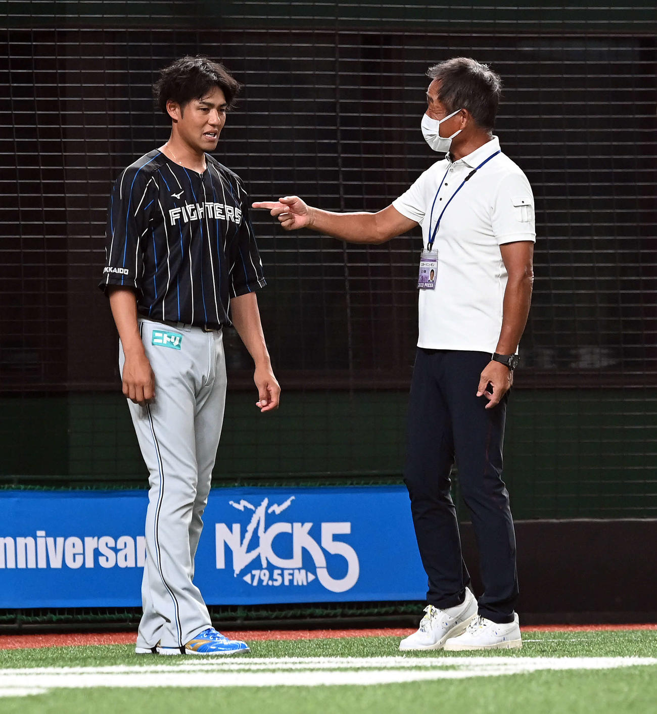 試合前の練習で西武前監督の辻氏と話をする日本ハム木村（撮影・たえ見朱実）