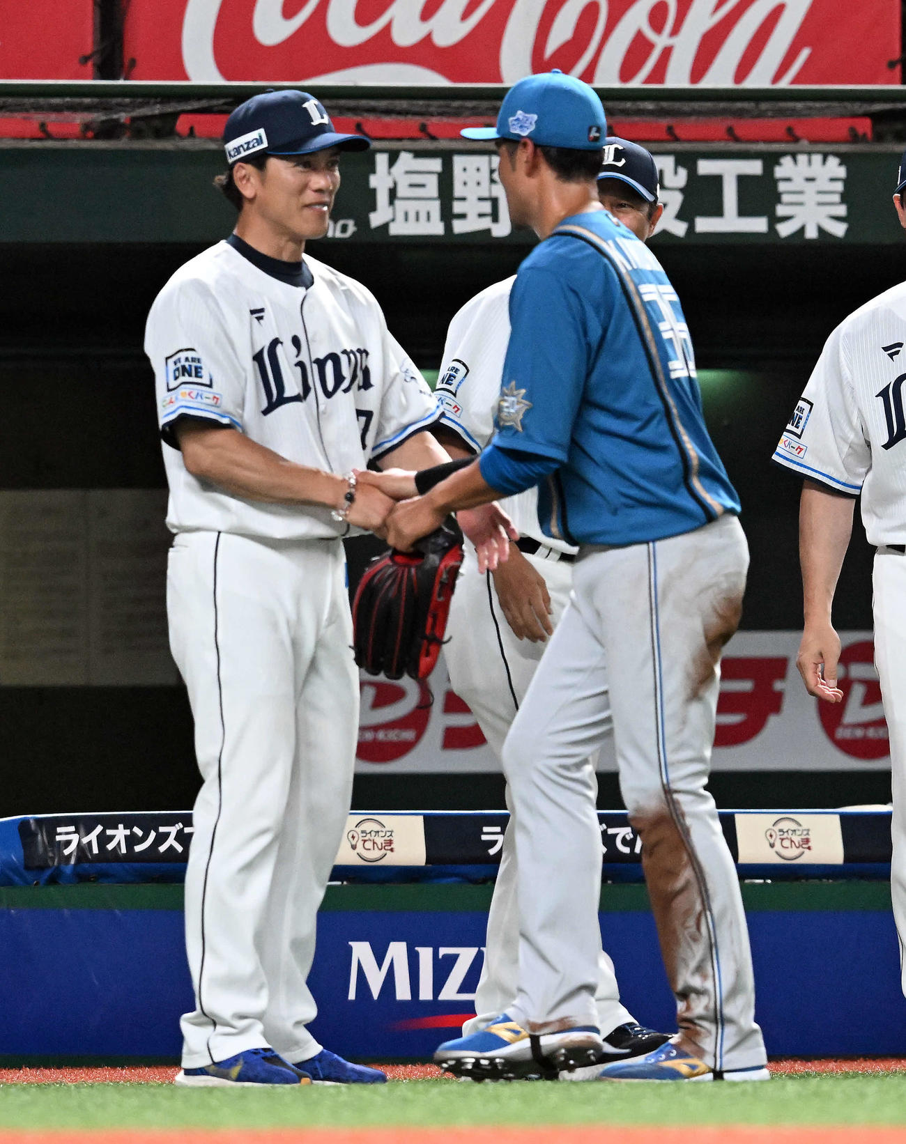西武対日本ハム　今季で引退の木村は、4回表で交代し西武松井監督と握手を交わす（撮影・たえ見朱実）