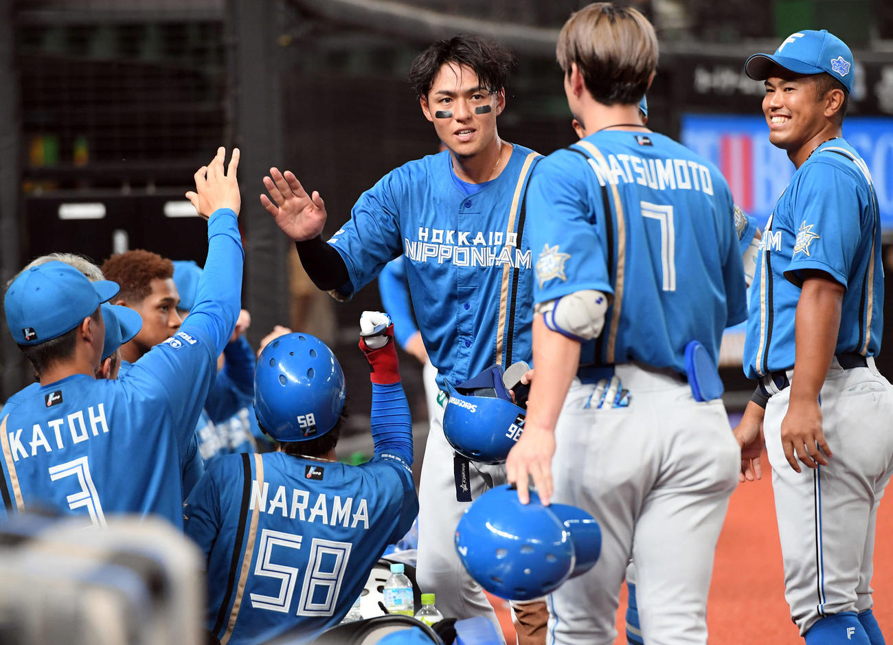 西武対日本ハム　4回表を終了し、ナインの出迎えを受ける日本ハム木村（撮影・たえ見朱実）