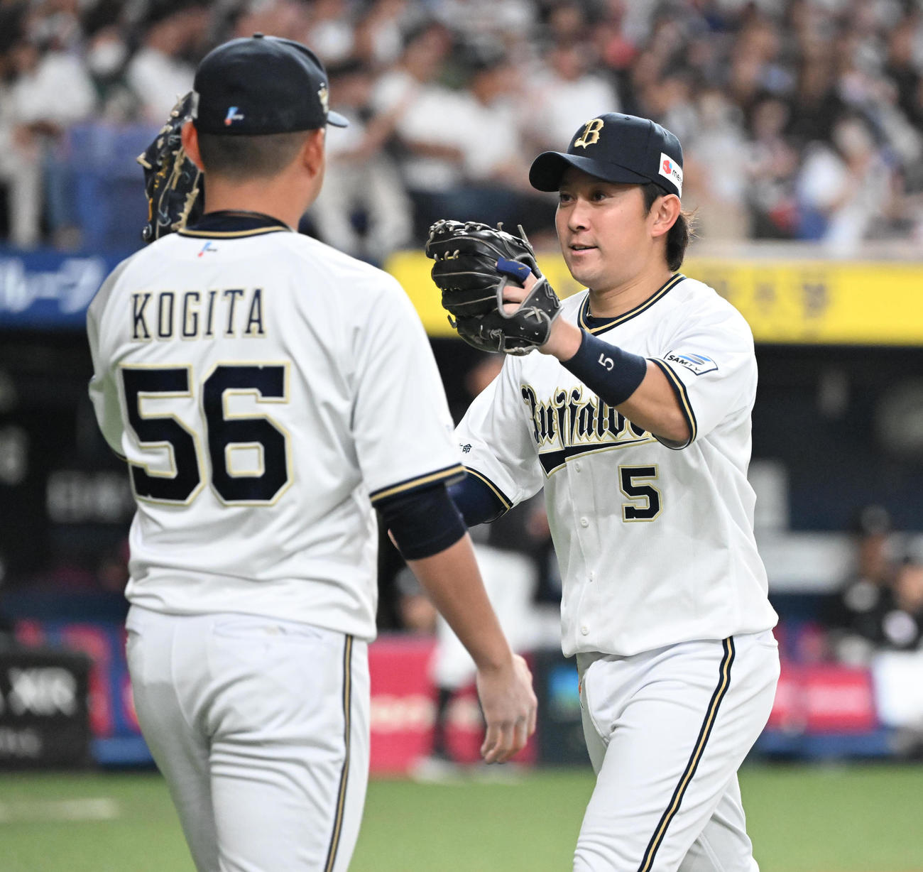 オリックス対ロッテ　5回表ロッテ2死二、三塁、中村奨の打球を好捕し一塁送球する三塁手西野（撮影・和賀正仁）