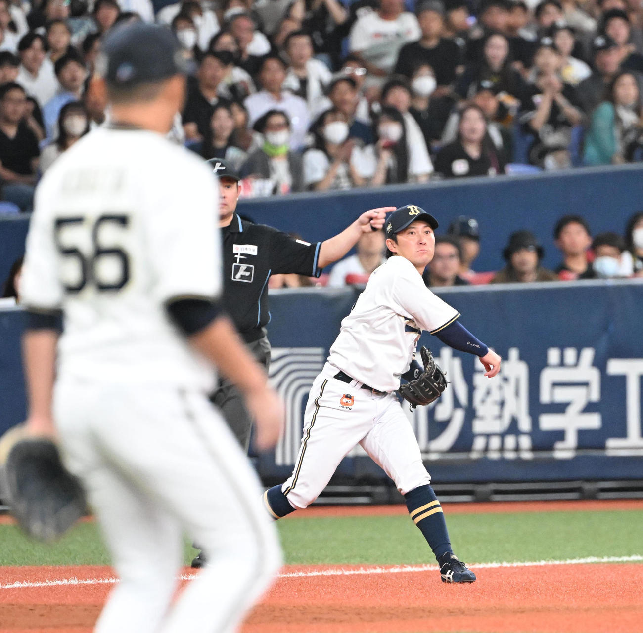 オリックス対ロッテ　5回表ロッテ2死二、三塁、中村奨の打球を好捕し一塁送球する三塁手西野（撮影・和賀正仁）