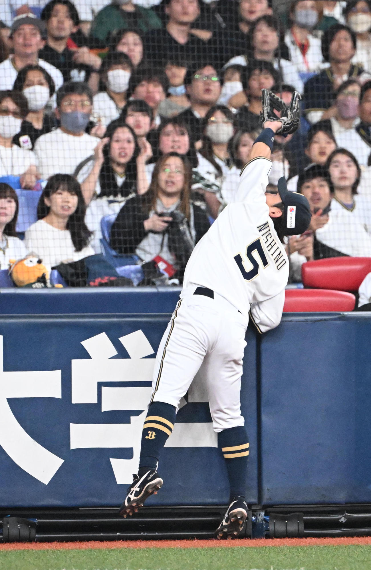 オリックス対ロッテ　6回表ロッテ無死一塁、安田の飛球を好捕する三塁手西野（撮影・和賀正仁）