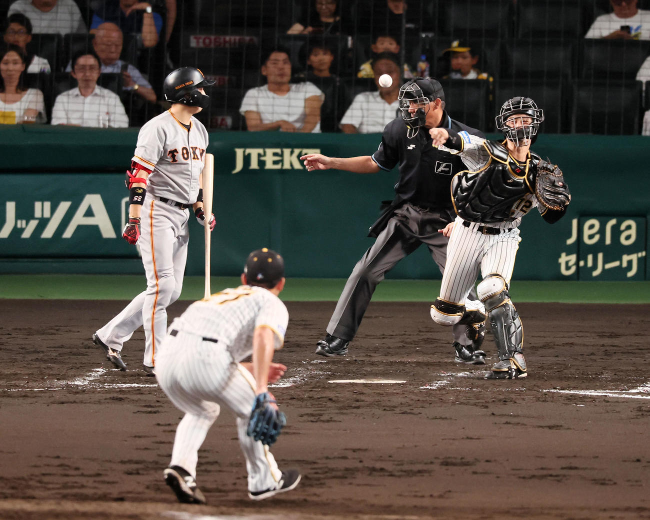 阪神対巨人　3回表巨人無死二塁、坂本は打者門脇のとき二塁走者長野の三塁盗塁を刺すため送球。投手は伊藤将（撮影・加藤哉）