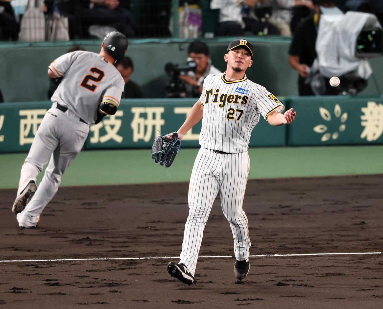 阪神対巨人　5回表巨人無死、伊藤将は吉川の一ゴロでベースカバーに入る（撮影・加藤哉）