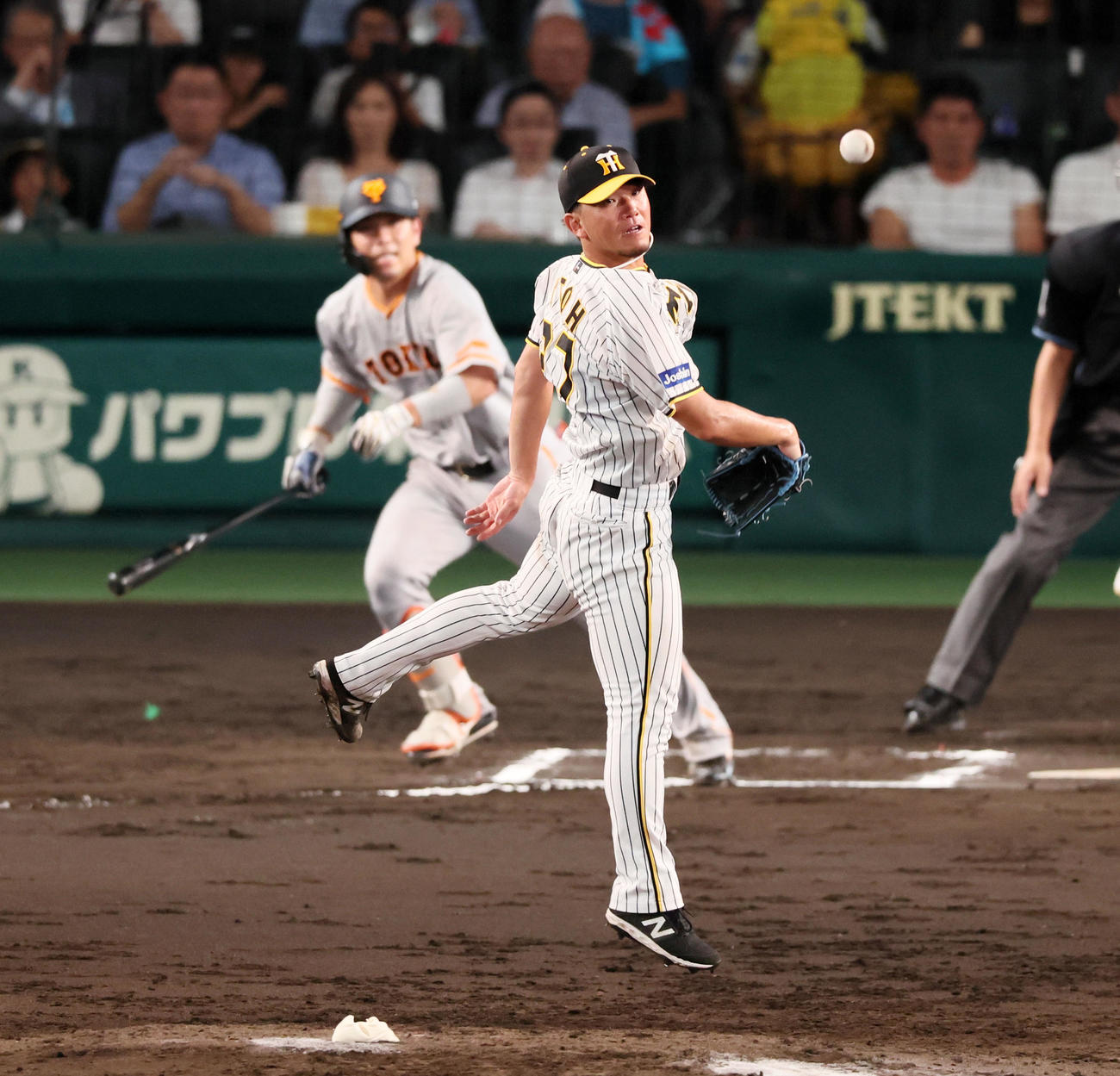 阪神対巨人　6回表巨人2死一塁、伊藤将は大城の打球にマウンドでジャンプする（撮影・加藤哉）
