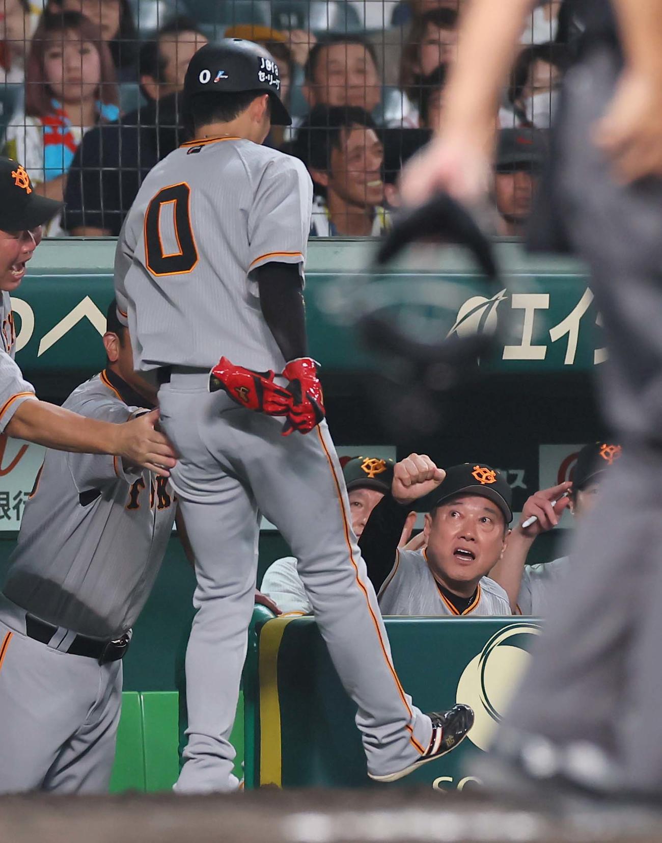 阪神対巨人　7回表巨人1死三塁、原監督（右）は中野の野選で生還した増田大をグータッチで出迎える（撮影・上田博志）