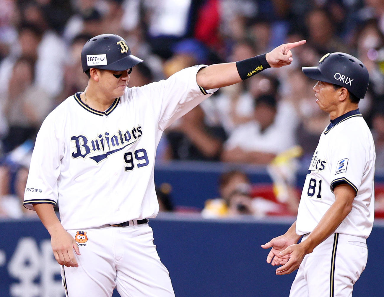 オリックス対ロッテ　7回裏オリックス2死二塁、杉本（左）は中前適時打を放ちベンチへ指さす（撮影・上山淳一）