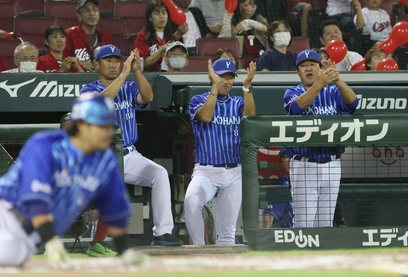 広島対DeNA 7回表DeNA2死一,二塁、東の左適時打を喜ぶ三浦監督（中央）ら（撮影・加藤孝規）