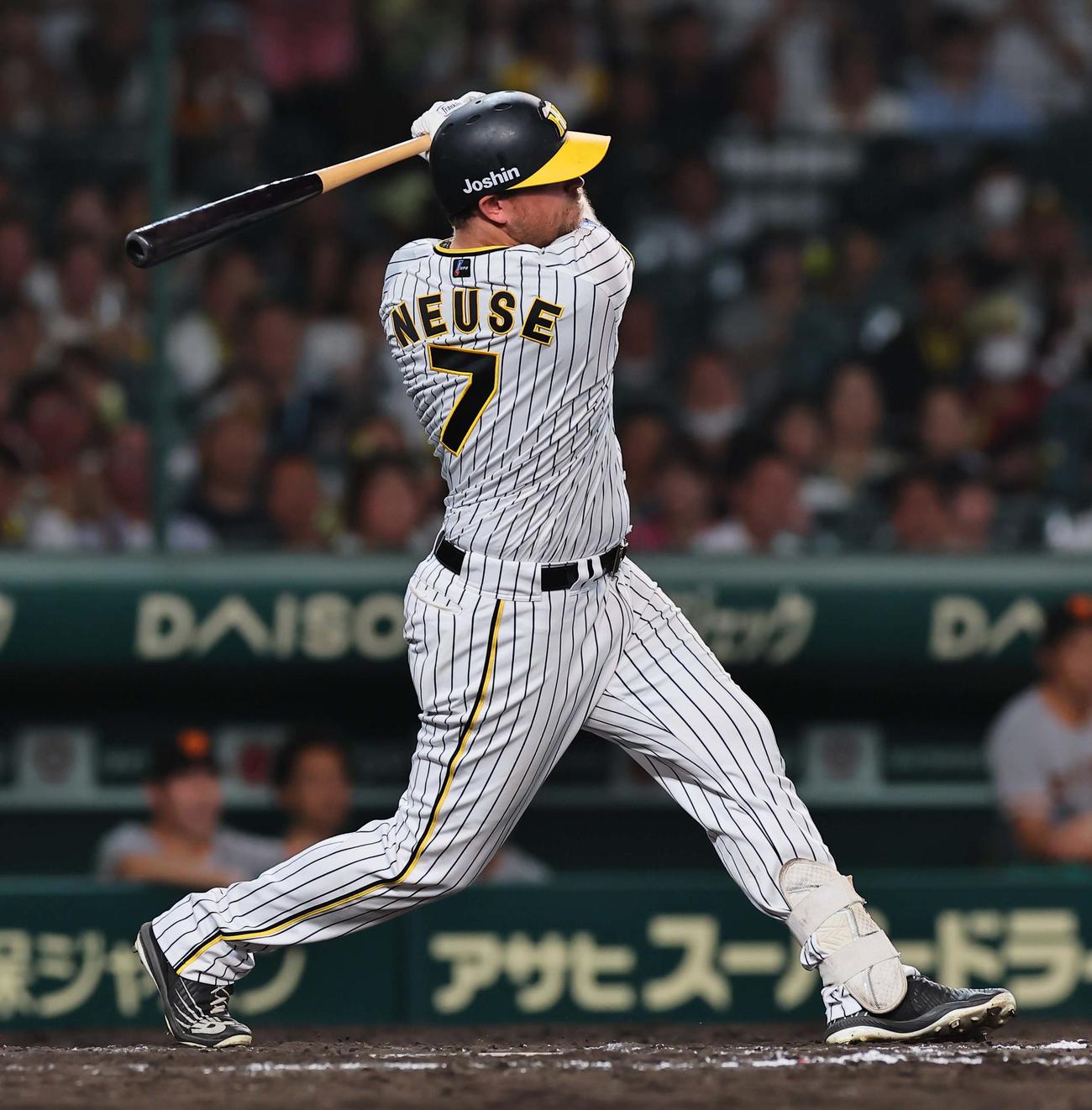 阪神対巨人　8回裏阪神2死二、三塁、ノイジーは中前に勝ち越し2点適時打を放つ（撮影・上田博志）