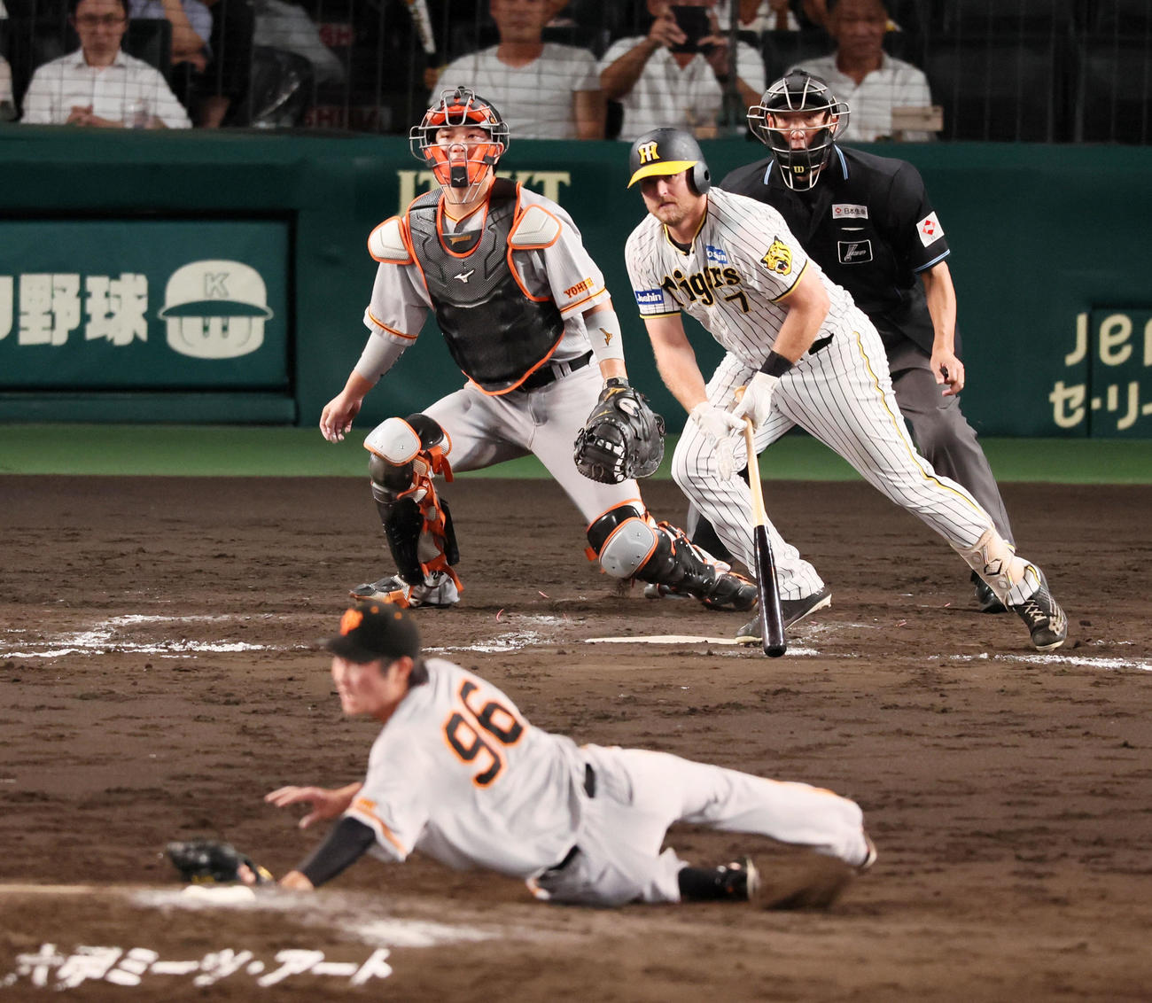 阪神対巨人　8回裏阪神2死二、三塁、ノイジーは中適時打を放ち逆転に成功。投手は菊地（撮影・加藤哉）