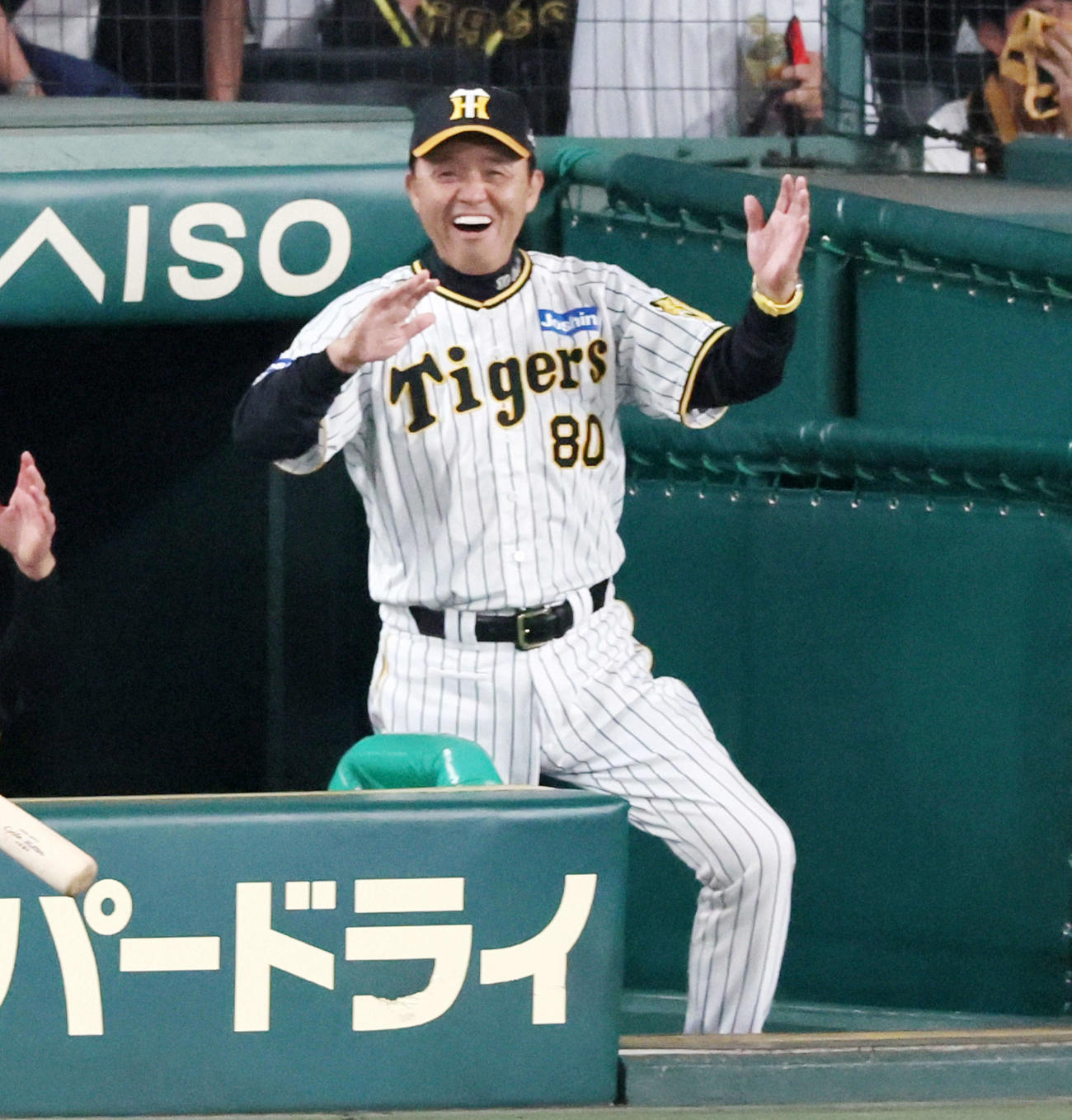 阪神対巨人　8回裏阪神2死二、三塁、岡田監督はノイジーの中適時打で逆転に成功しベンチで手を叩いて笑顔を見せる（撮影・加藤哉）