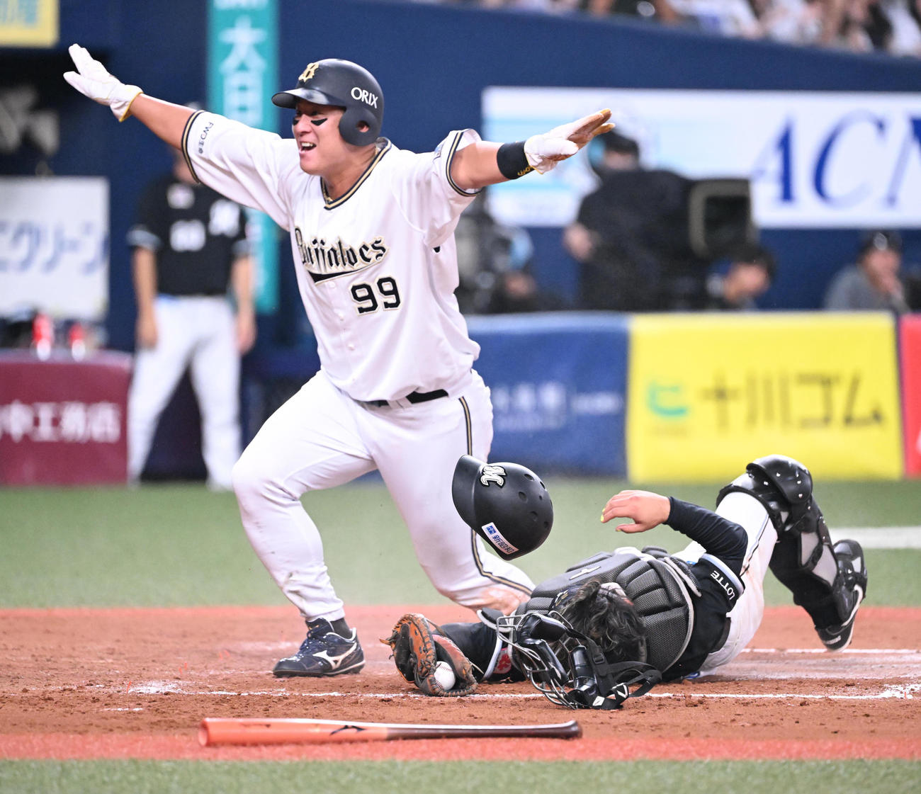 オリックス対ロッテ　7回裏オリックス2死一、二塁、紅林の右前打で生還する杉本（撮影・和賀正仁）