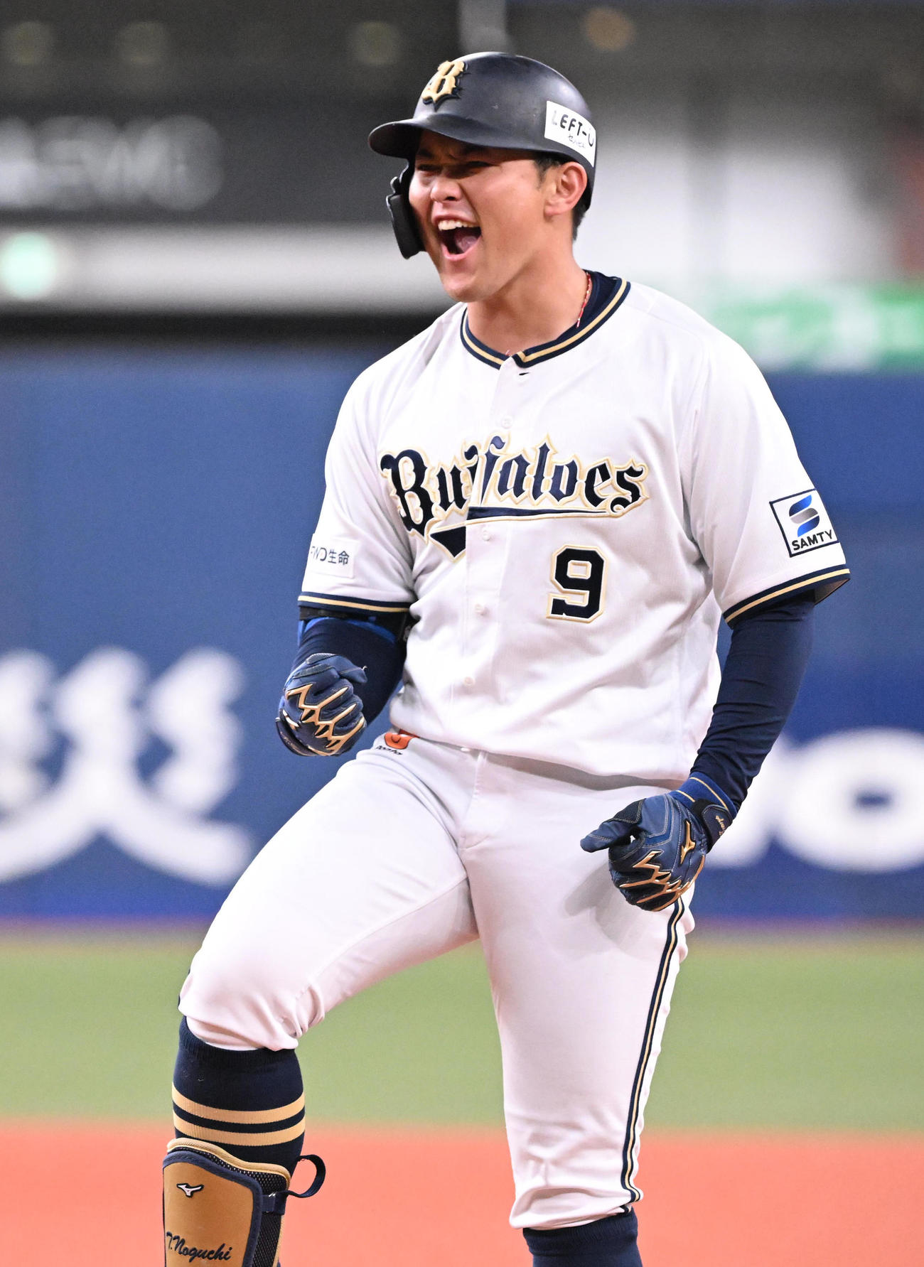 オリックス対ロッテ　7回裏オリックス2死一、二塁、右前適時打を放った野口は塁上でガッツポーズ（撮影・和賀正仁）
