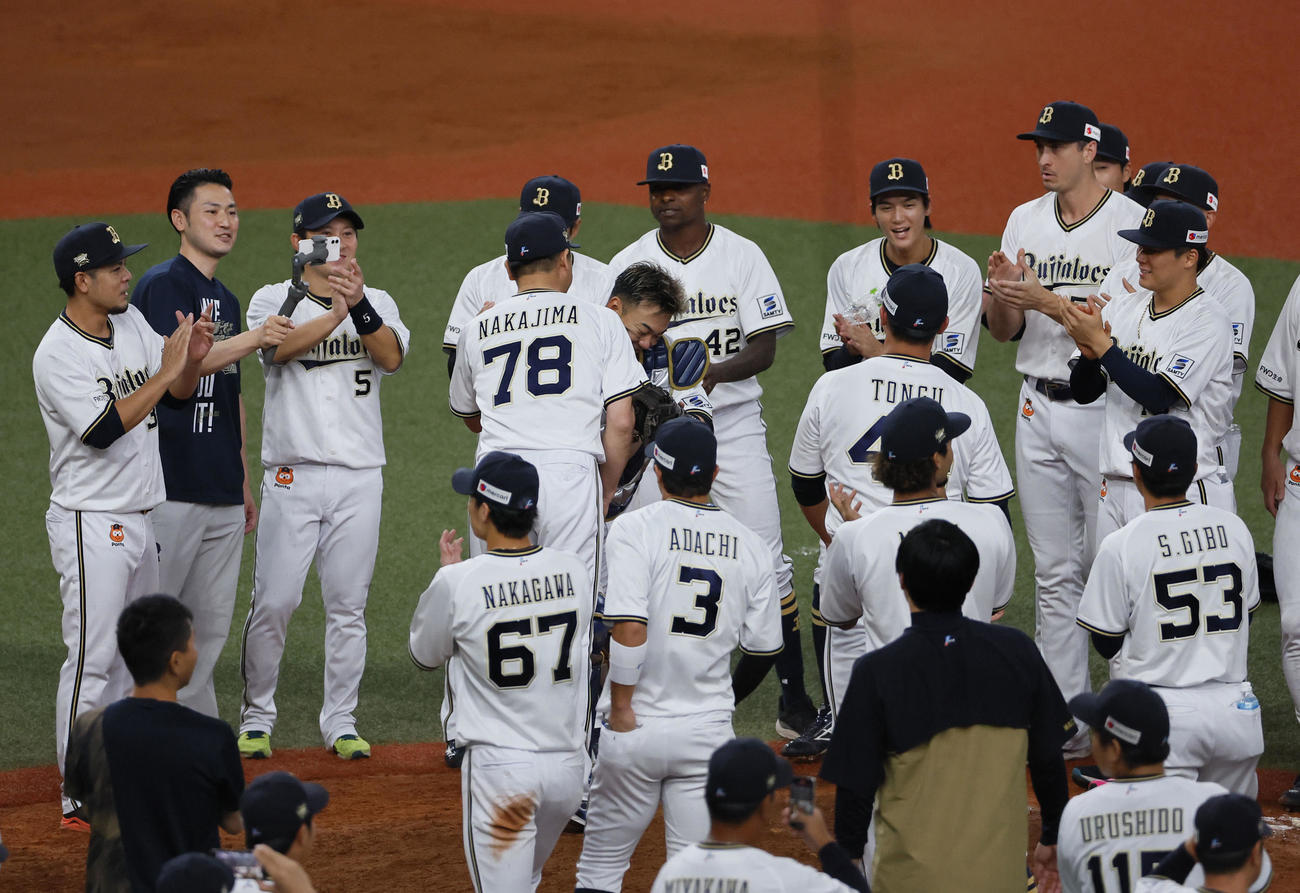 オリックス対ロッテ　リーグ優勝を決め、抱き合うオリックス中嶋監督（中央78）と森（撮影・藤尾明華）