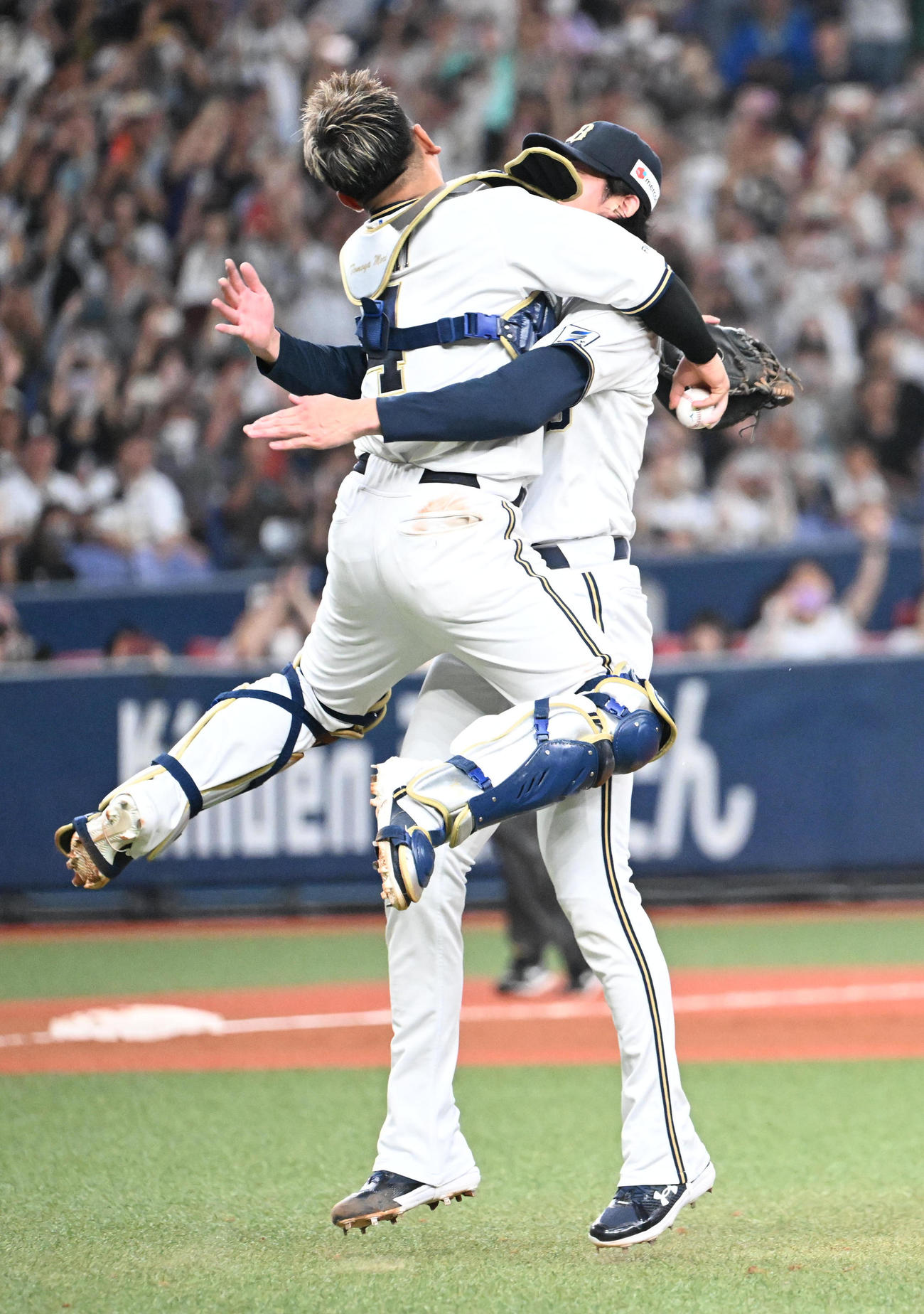 オリックス対ロッテ　9回表ロッテ2死一塁、ブロッソーを空振り三振に仕留め優勝を決めたオリックス、捕手森は一目散にマウンドの山崎福也に駆け寄った（撮影・和賀正仁）