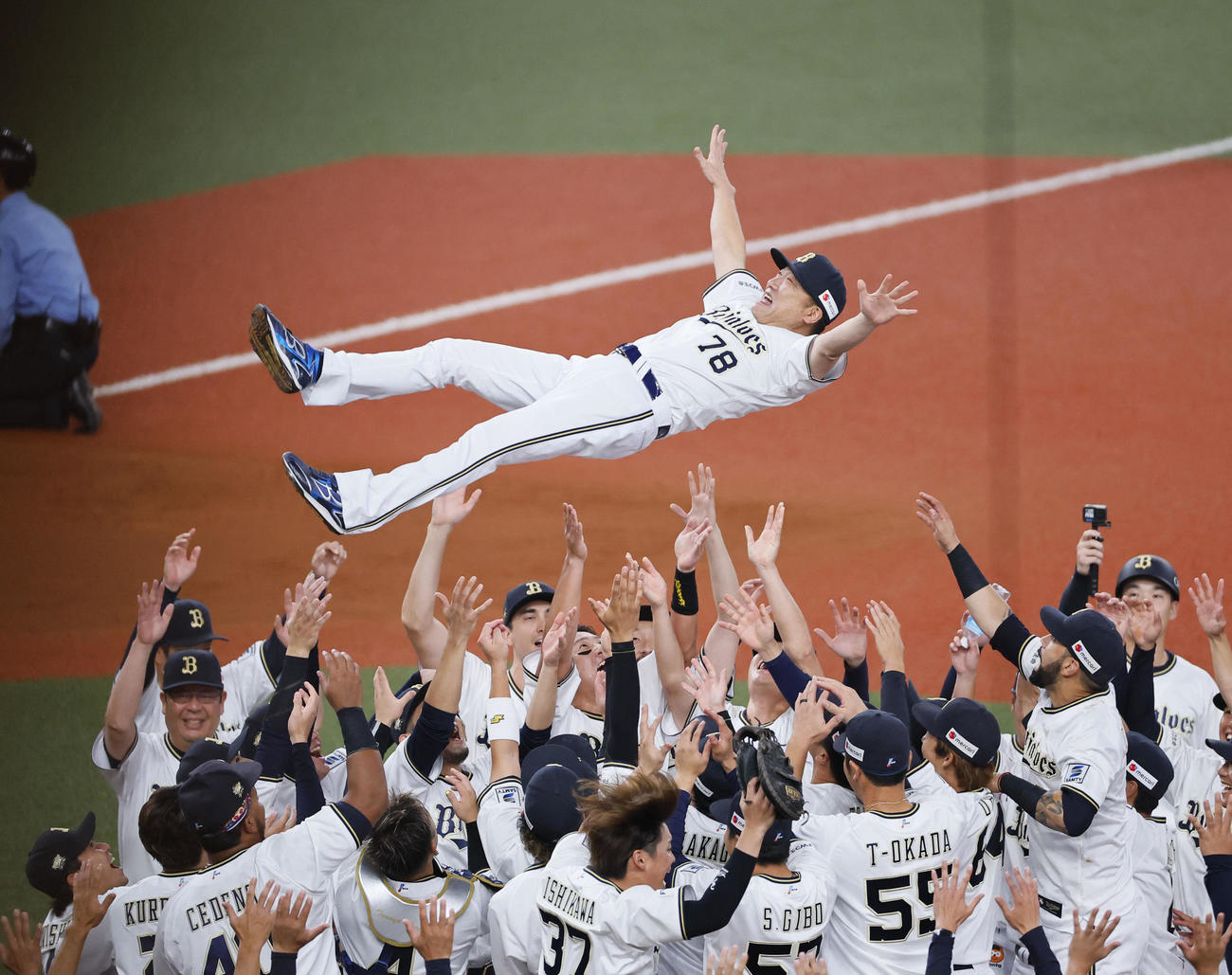 オリックス対ロッテ　リーグ優勝を決め、ナインに胴上げされるオリックス中嶋監督（撮影・藤尾明華）