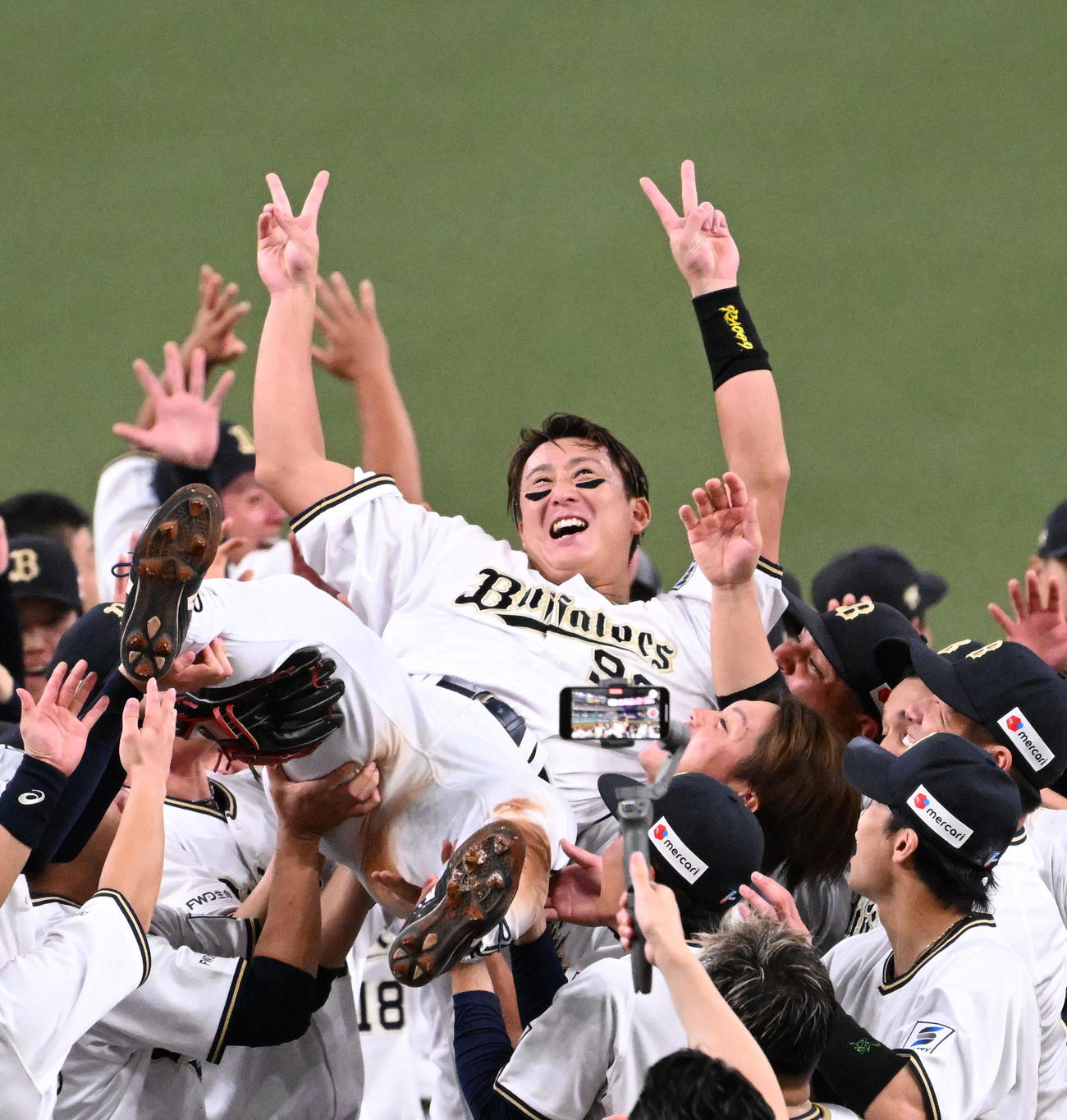パ・リーグ優勝を果たし胴上げされるオリックス杉本（撮影・石井愛子）