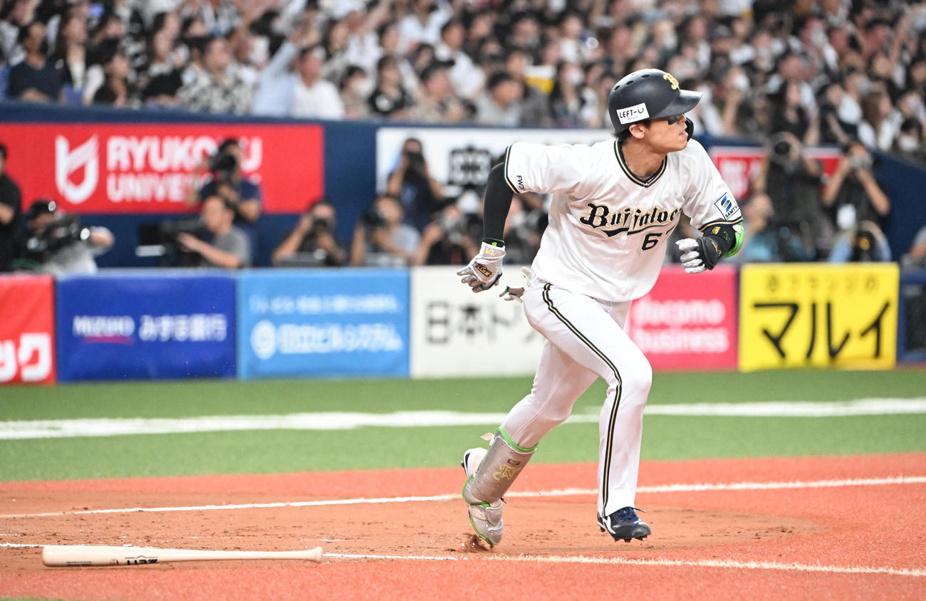 オリックス対ロッテ　7回裏オリックス2死一、三塁、中越え適時三塁打を放つ中川圭（撮影・和賀正仁）