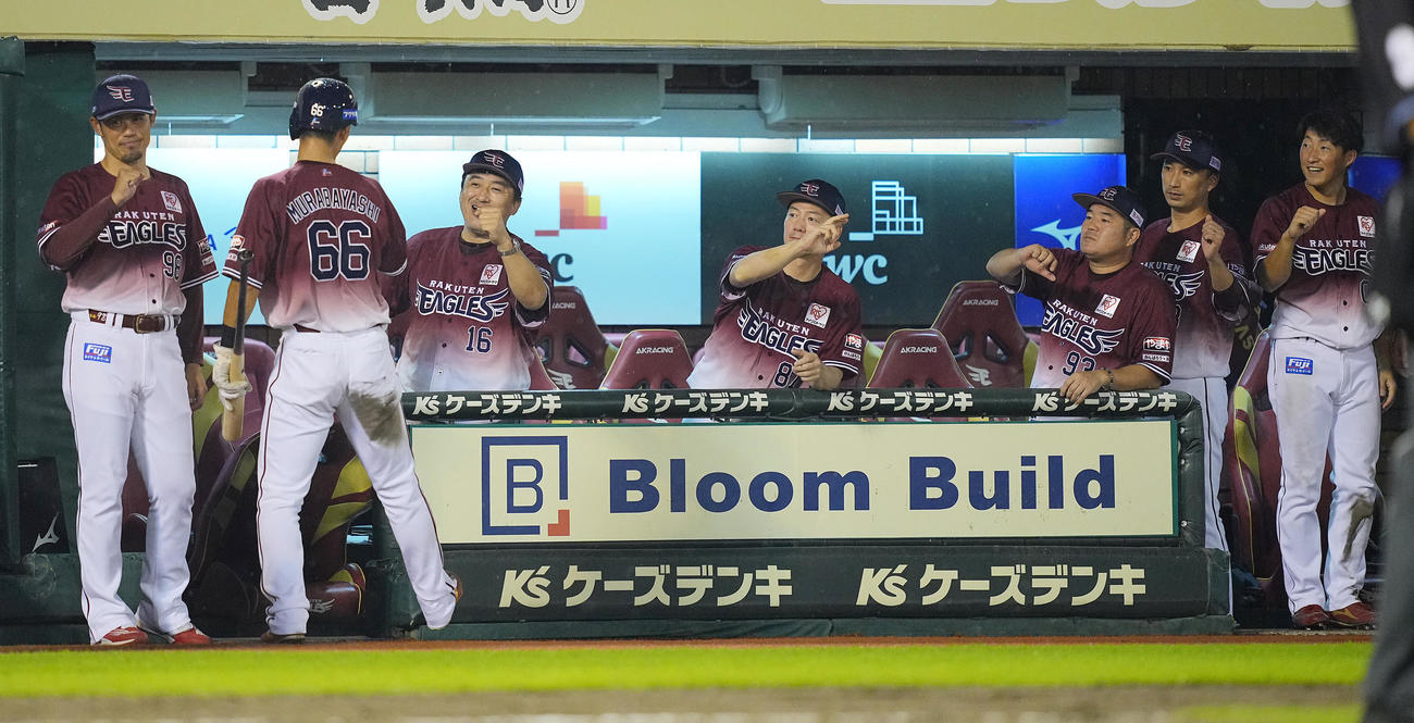 楽天対ソフトバンク　5回裏楽天1死一、三塁、島内の適時打で生還した村林（66番）を笑顔で出迎える石井監督（左から3人目）（撮影・垰建太）