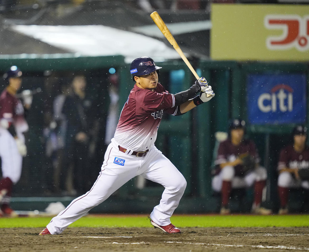 楽天対ソフトバンク　5回裏楽天1死一、二塁、右翼に適時打を放つ浅村（撮影・垰建太）