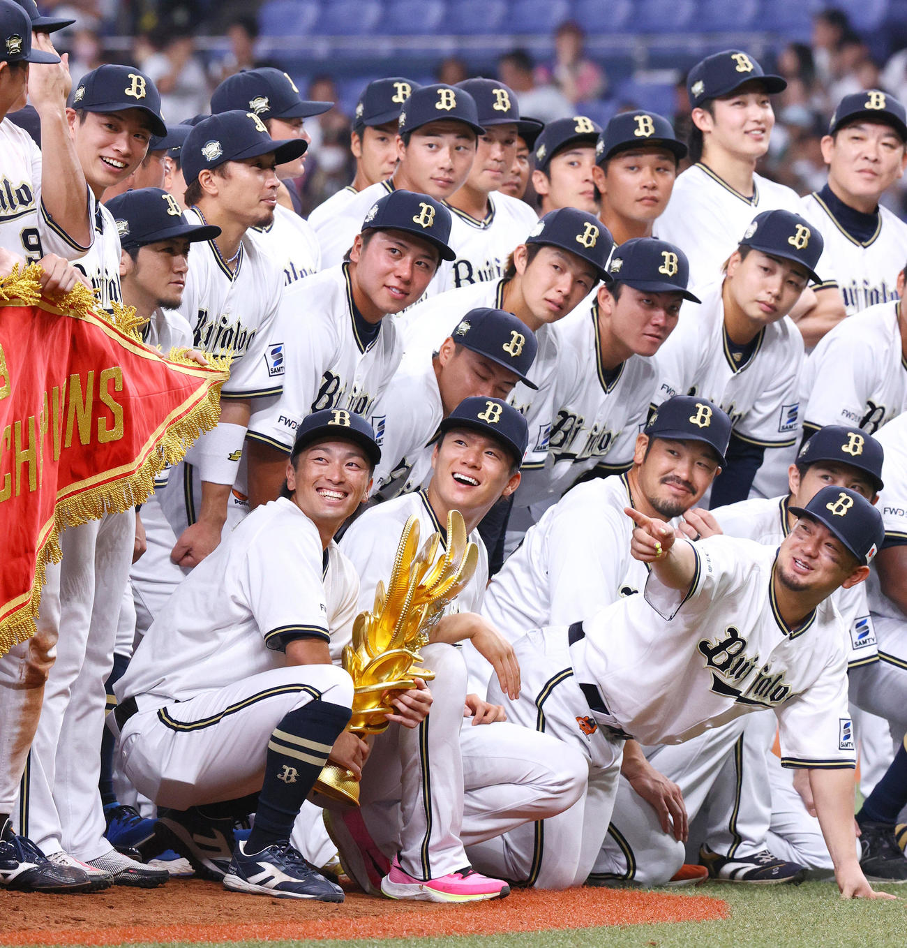 オリックス対ロッテ　パ・リーグ3連覇を決め、記念撮影で笑顔を見せるオリックス山本（前列左から2人目）ら（撮影・上山淳一）