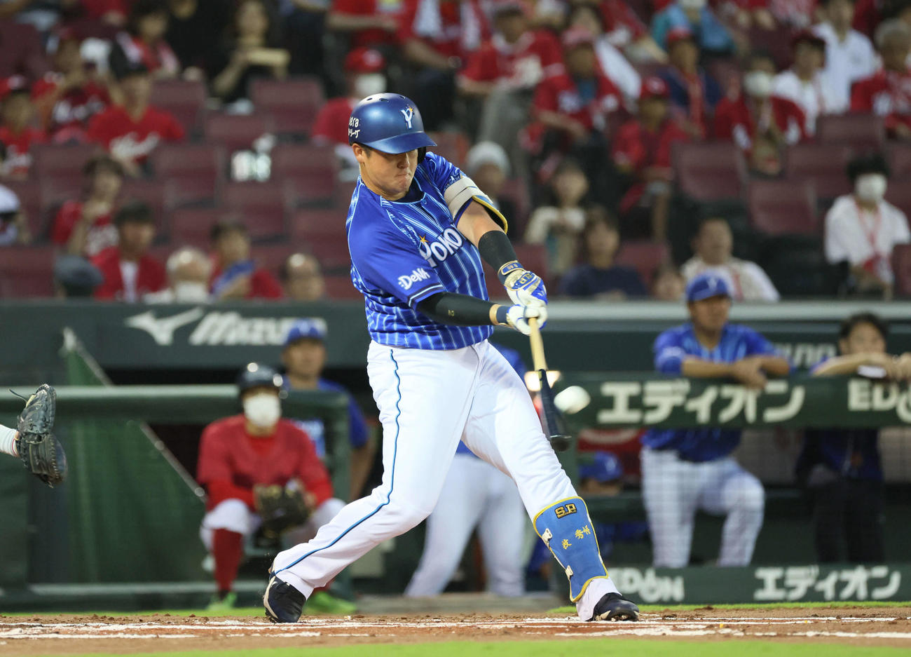 広島対DeNA 1回表DeNA2死二塁、牧は先制2点本塁打を放つ（撮影・加藤孝規）