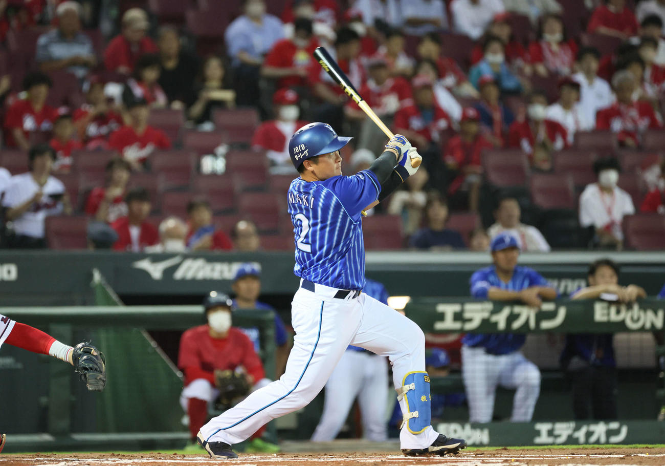 広島対DeNA 1回表DeNA2死二塁、牧は先制2点本塁打を放つ（撮影・加藤孝規）