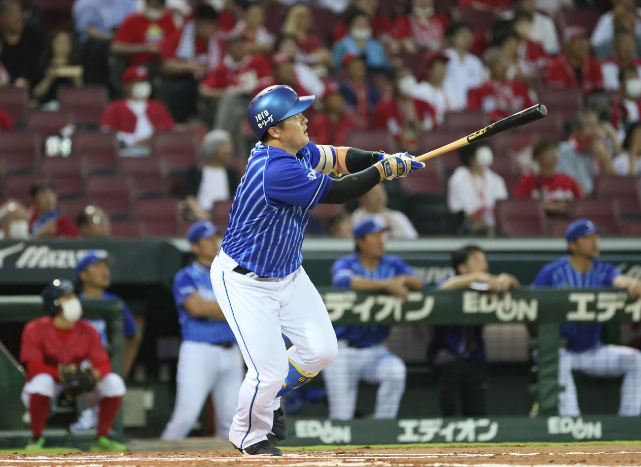 広島対DeNA 1回表DeNA2死二塁、牧は先制2点本塁打を放つ（撮影・加藤孝規）