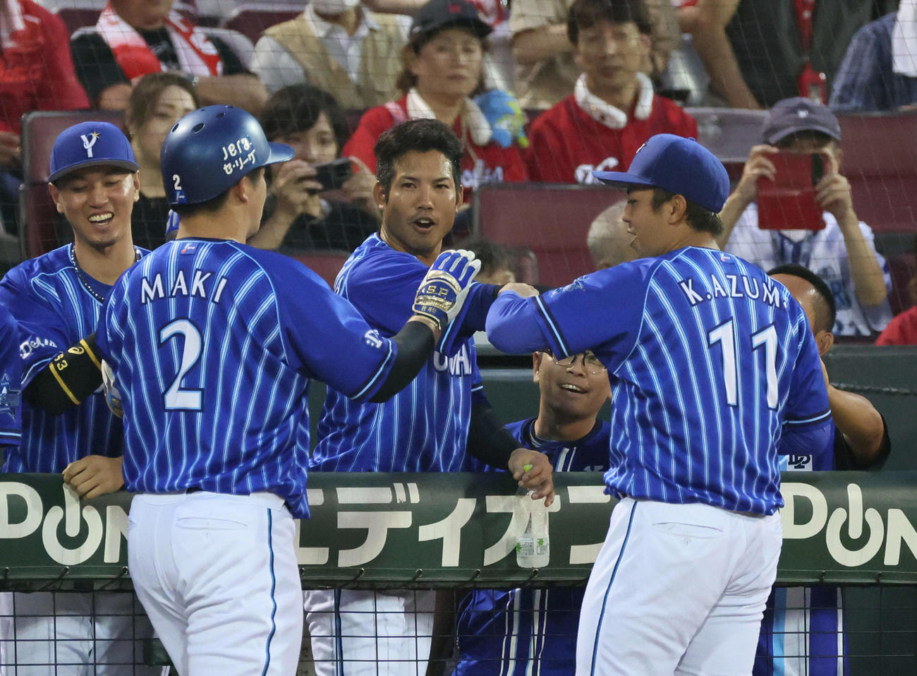 広島対DeNA 1回表DeNA2死二塁、先制2点本塁打を放ち、東（右）に迎えられる牧（撮影・加藤孝規）