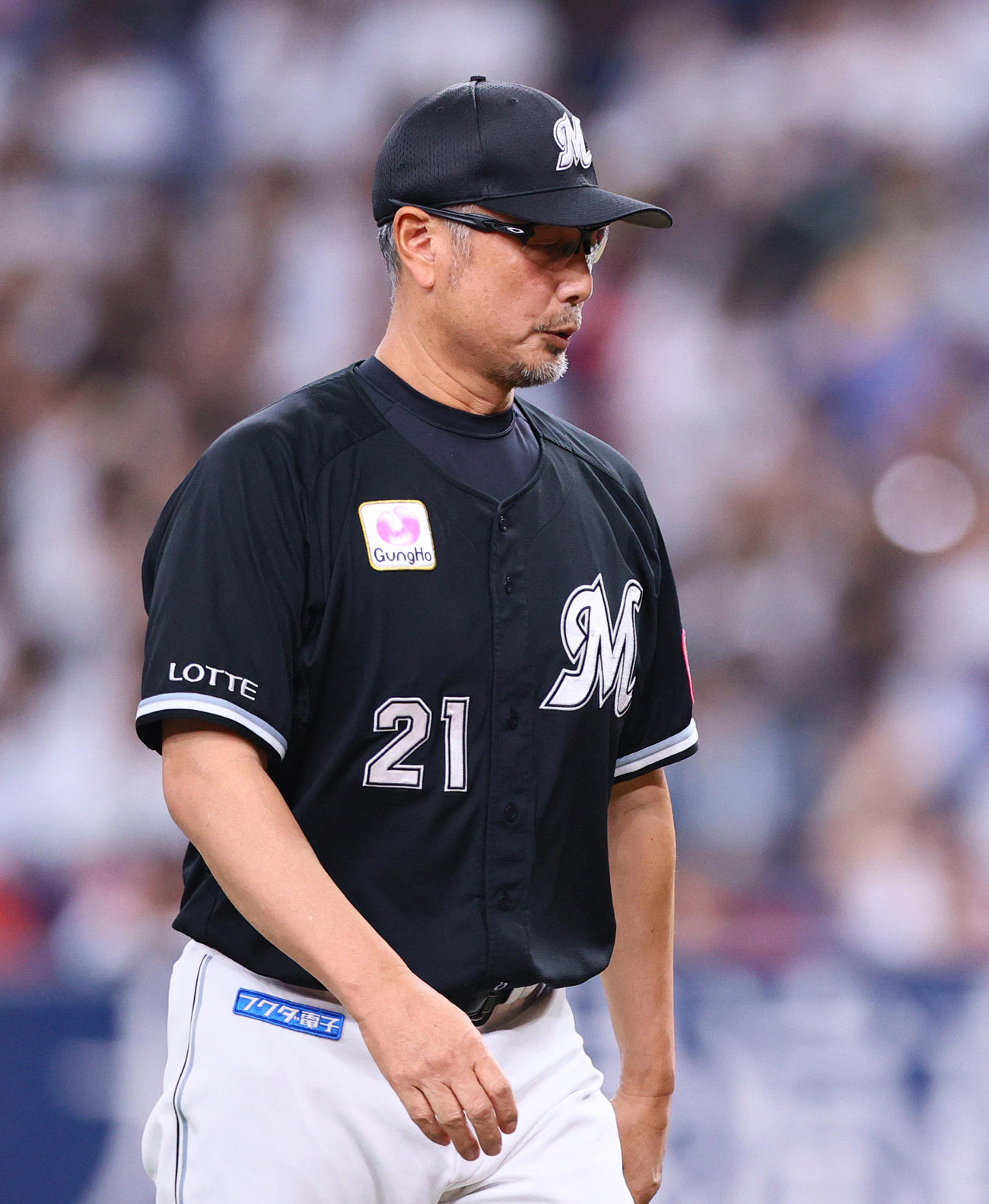 オリックス対ロッテ　6回裏オリックス2死、吉井監督はカスティーヨの交代を告げベンチへ戻る（撮影・上山淳一）
