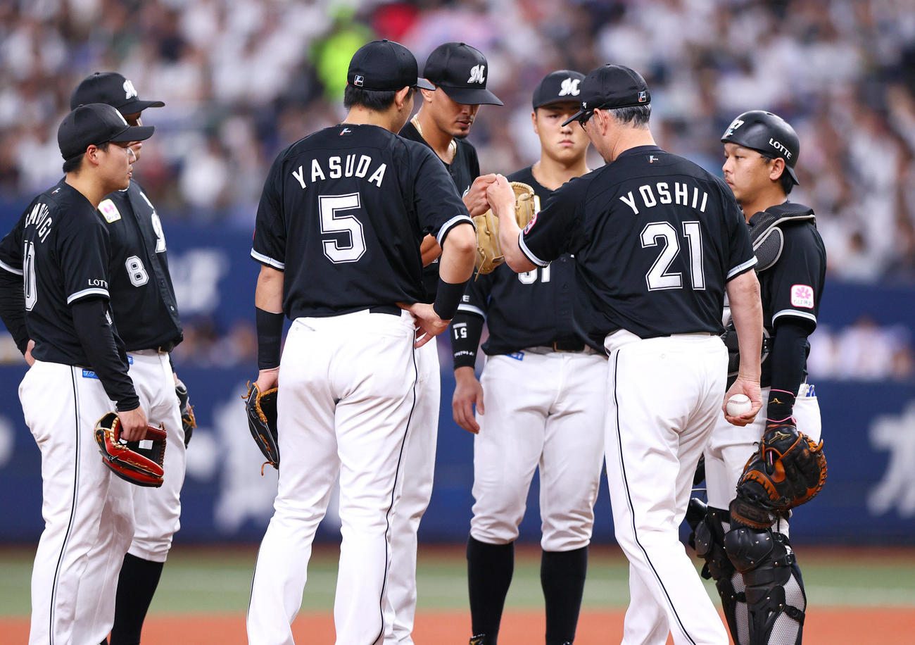 6回裏オリックス2死、吉井監督（右から2人目）はカスティーヨの交代を告げ、マウンドに上がりグータッチする（撮影・上山淳一）