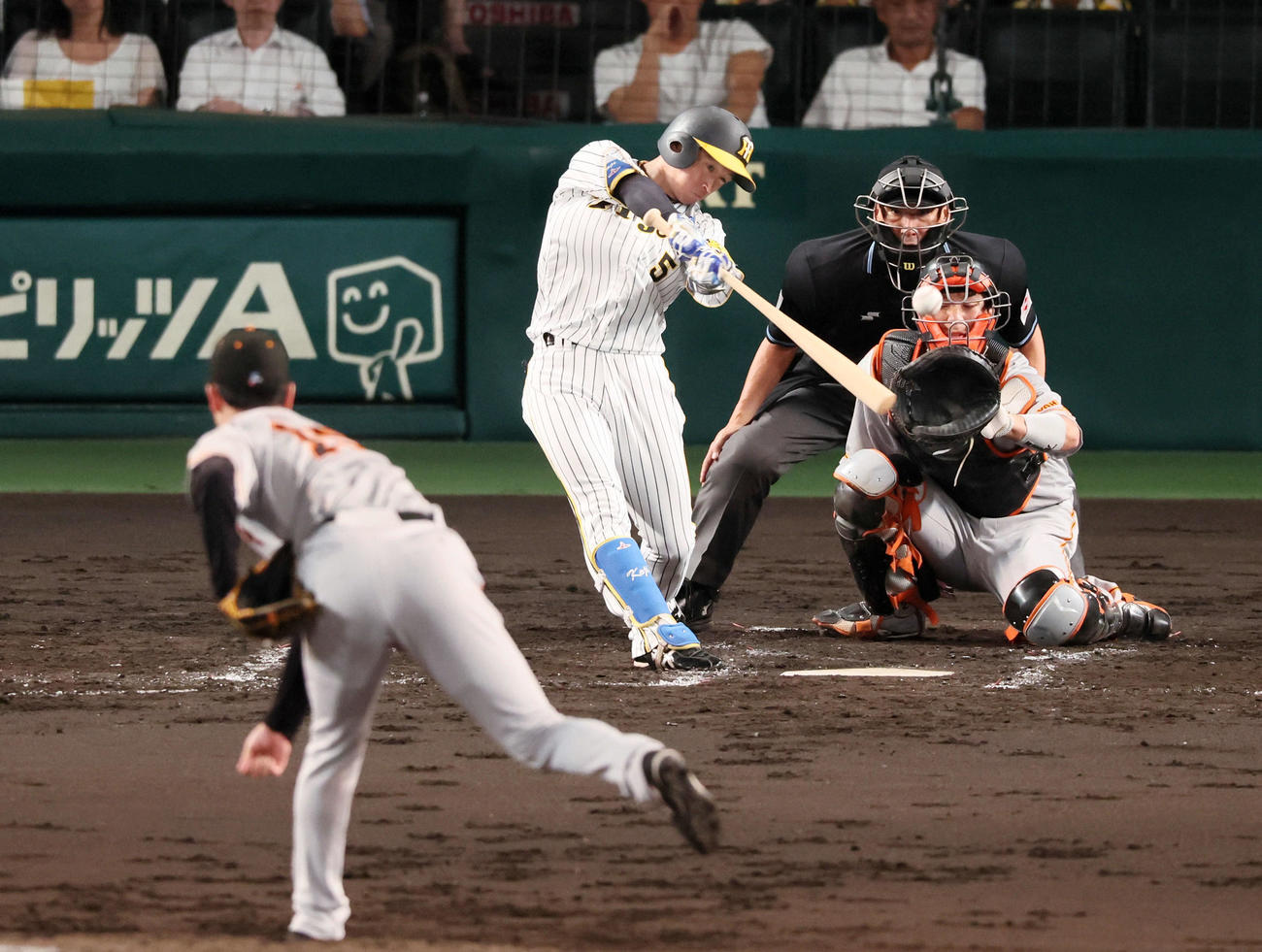 阪神対巨人　3回裏阪神無死、近本は左へ三塁打を放つ。投手は山崎伊（撮影・加藤哉）