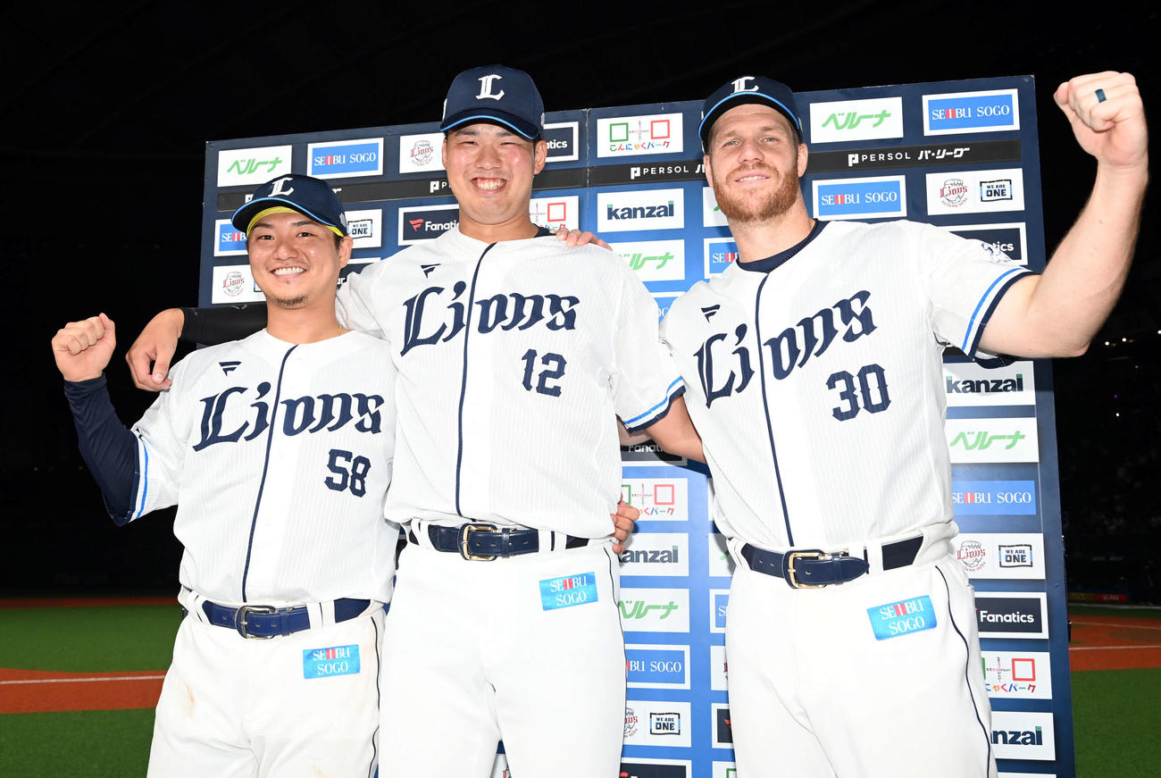西武対日本ハム日本ハムに勝利し記念撮影に納まる、左から佐藤龍、渡辺、マキノン（撮影・たえ見朱実）