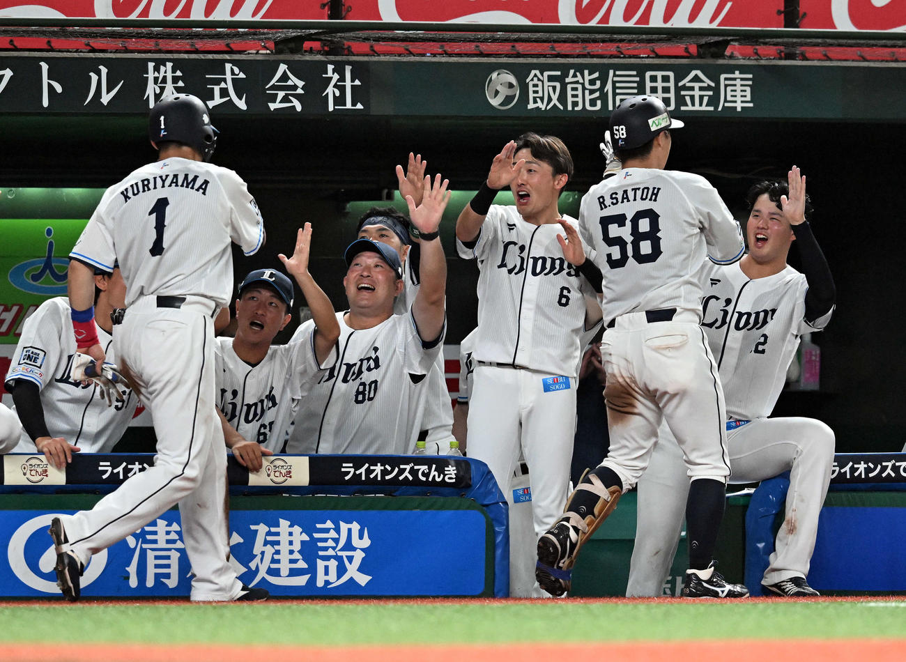 西武対日本ハム　4回裏西武1死二塁、左越えに2点本塁打を放った佐藤龍を迎える渡辺（右端）らナイン（撮影・たえ見朱実）