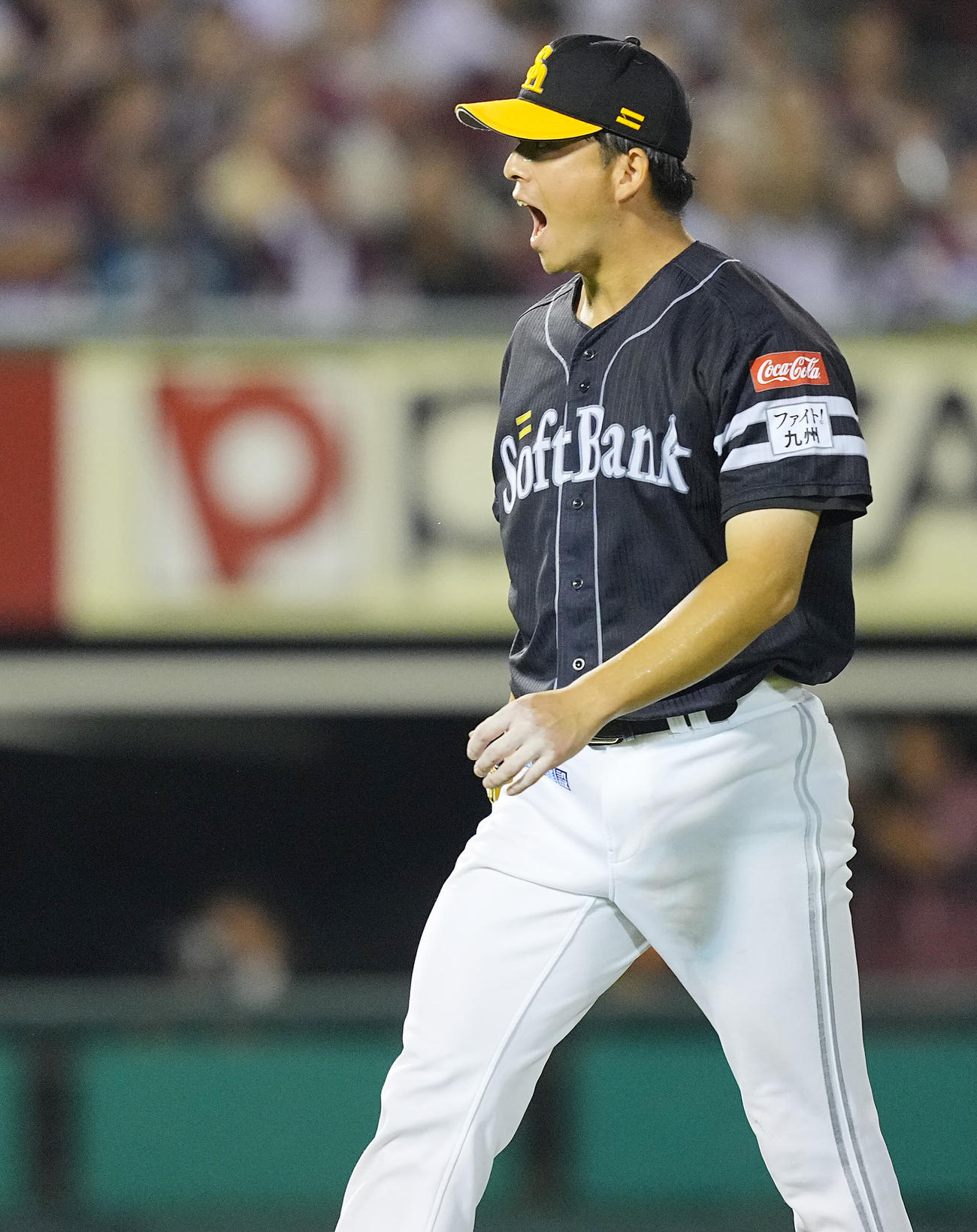 楽天対ソフトバンク　3回裏楽天2死二、三塁、伊藤を見逃しの三振に仕留め雄たけびを上げる大関（撮影・垰建太）