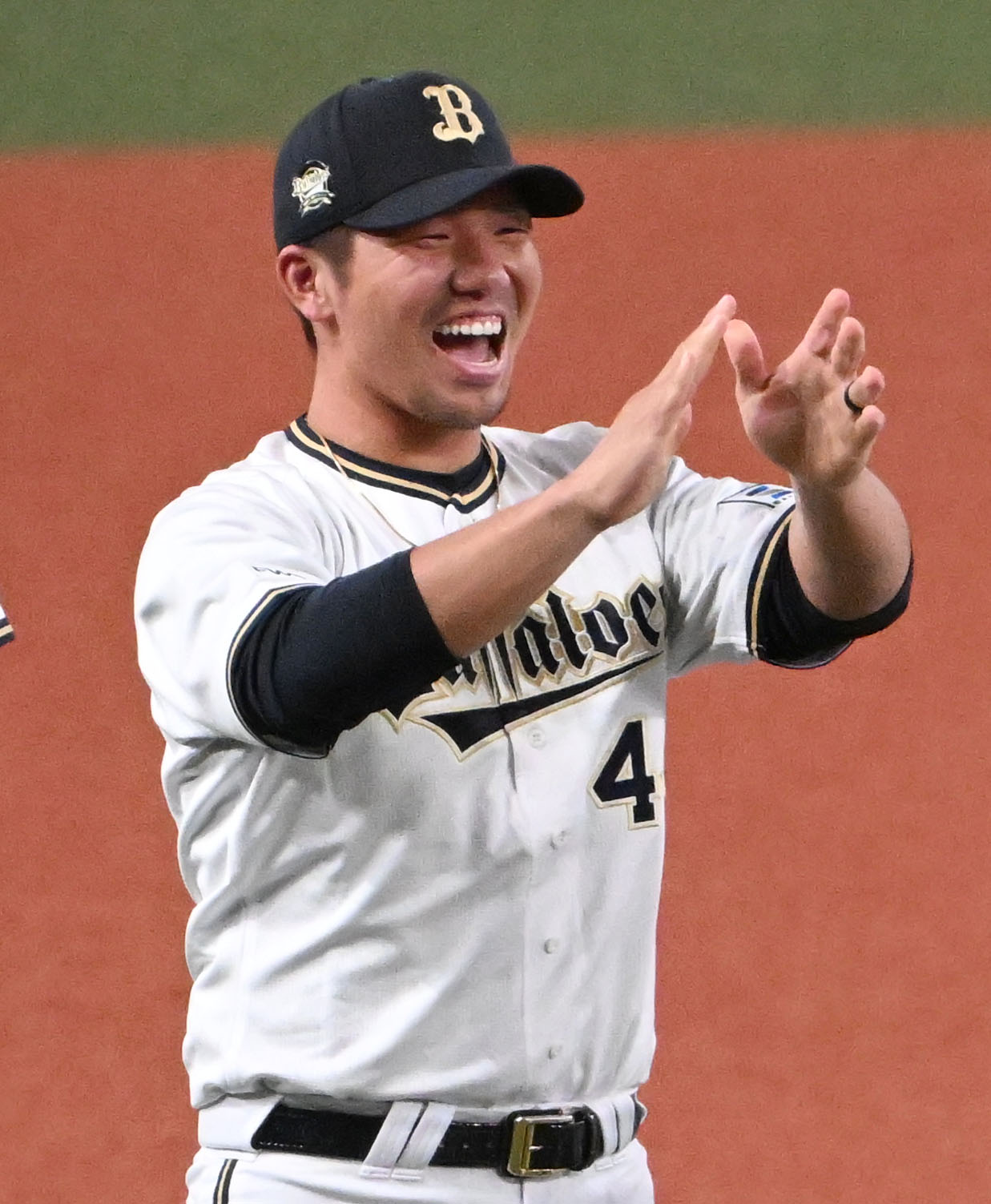 リーグ優勝を果たし喜ぶ頓宮（撮影・石井愛子）