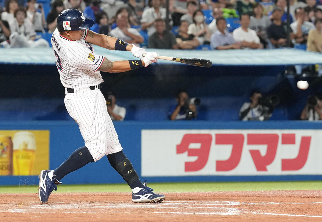 ヤクルト対中日　9回裏ヤクルト1死満塁、サヨナラ打を放つオスナ（撮影・鈴木みどり）