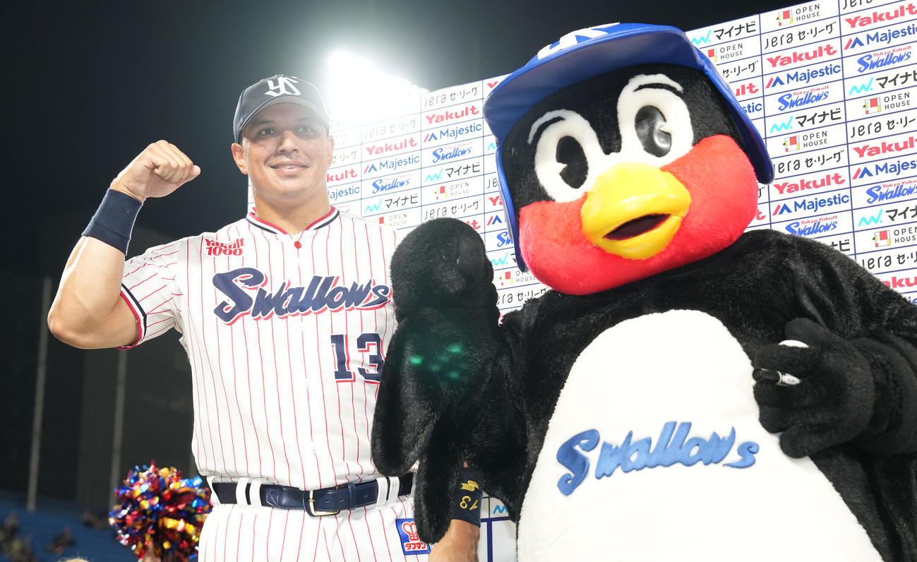 ヤクルト対中日　ヒーローインタビューを終え、ガッツポーズするヤクルト・オスナ（撮影・鈴木みどり）