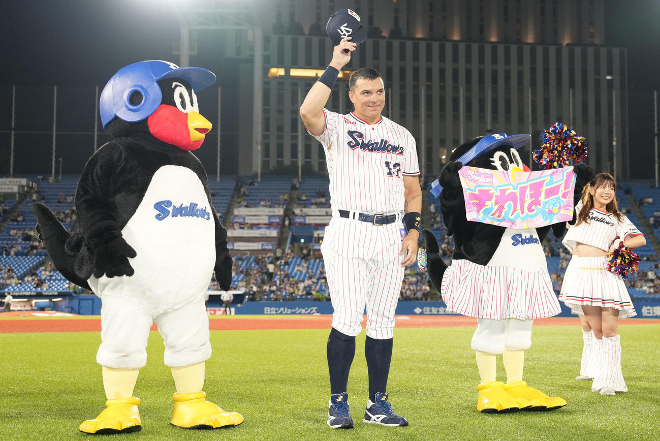ヤクルト対中日　ファンの声援に応えるヤクルト・オスナ（撮影・鈴木みどり）