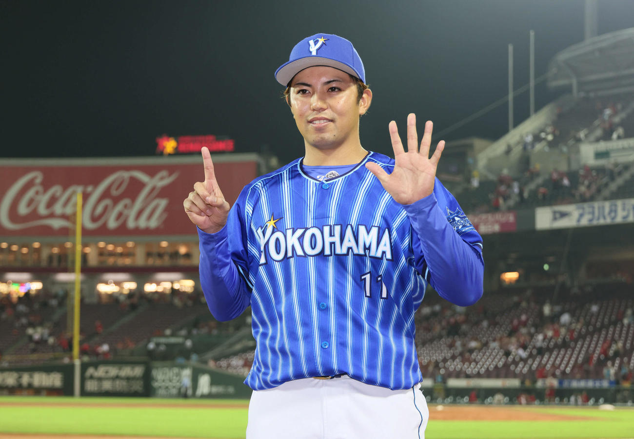 広島対DeNA 15勝目をあげた東（撮影・加藤孝規）